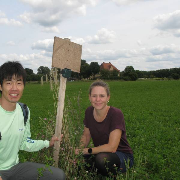 Auf dem Hennefer Campus Wiesengut erforschen Anna Cord und Ryo Ogawa das Vorkommen von Agrarvögeln.
