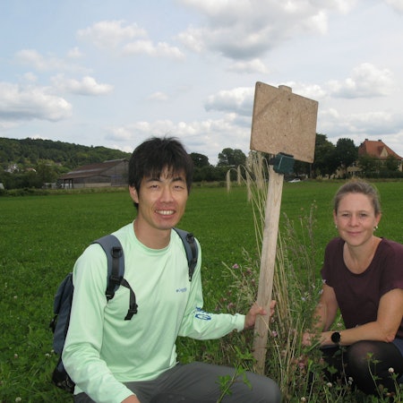 Auf dem Hennefer Campus Wiesengut erforschen Anna Cord und Ryo Ogawa das Vorkommen von Agrarvögeln.