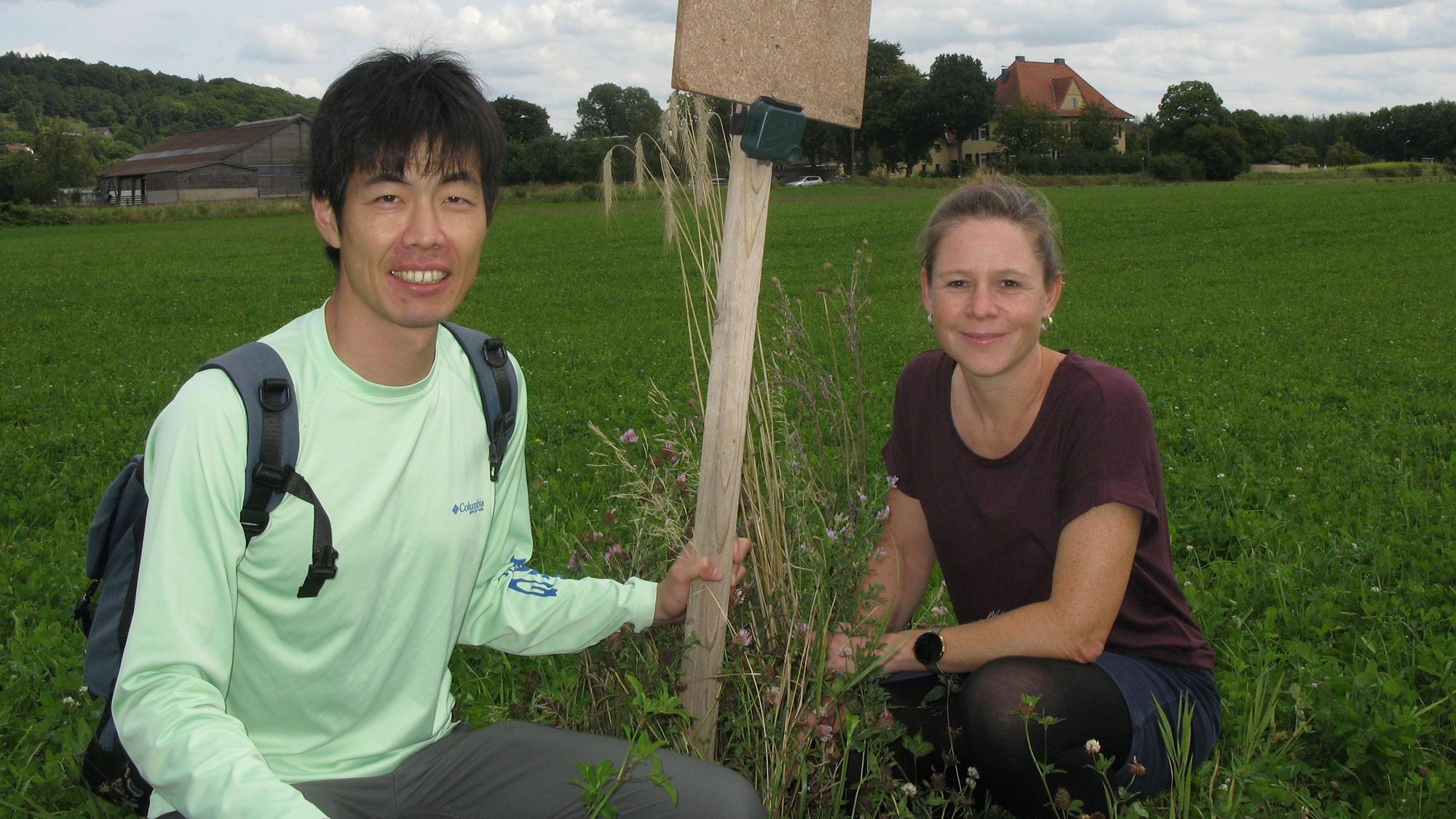 Auf dem Hennefer Campus Wiesengut erforschen Anna Cord und Ryo Ogawa das Vorkommen von Agrarvögeln.