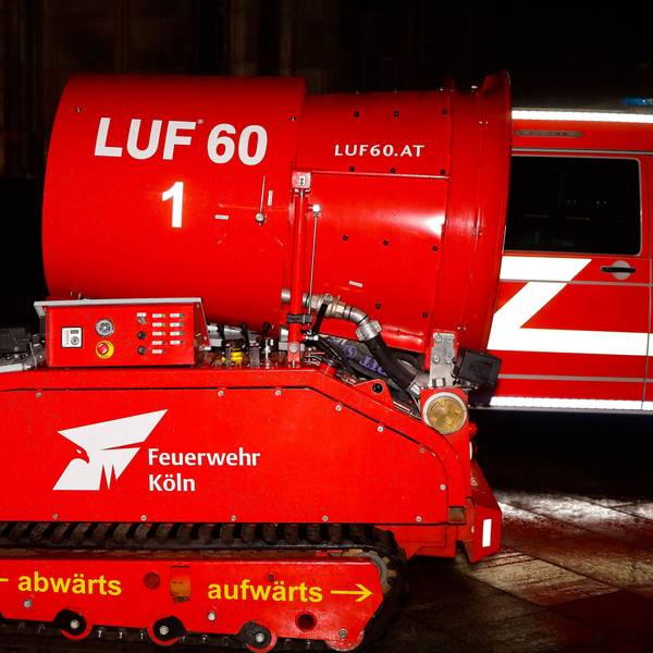 25.10.2026, Köln: Entrauchung des Doms . Übung der Kölner Feuerwehr mit dem Entraucher LUF 60.Foto:Dirk Borm