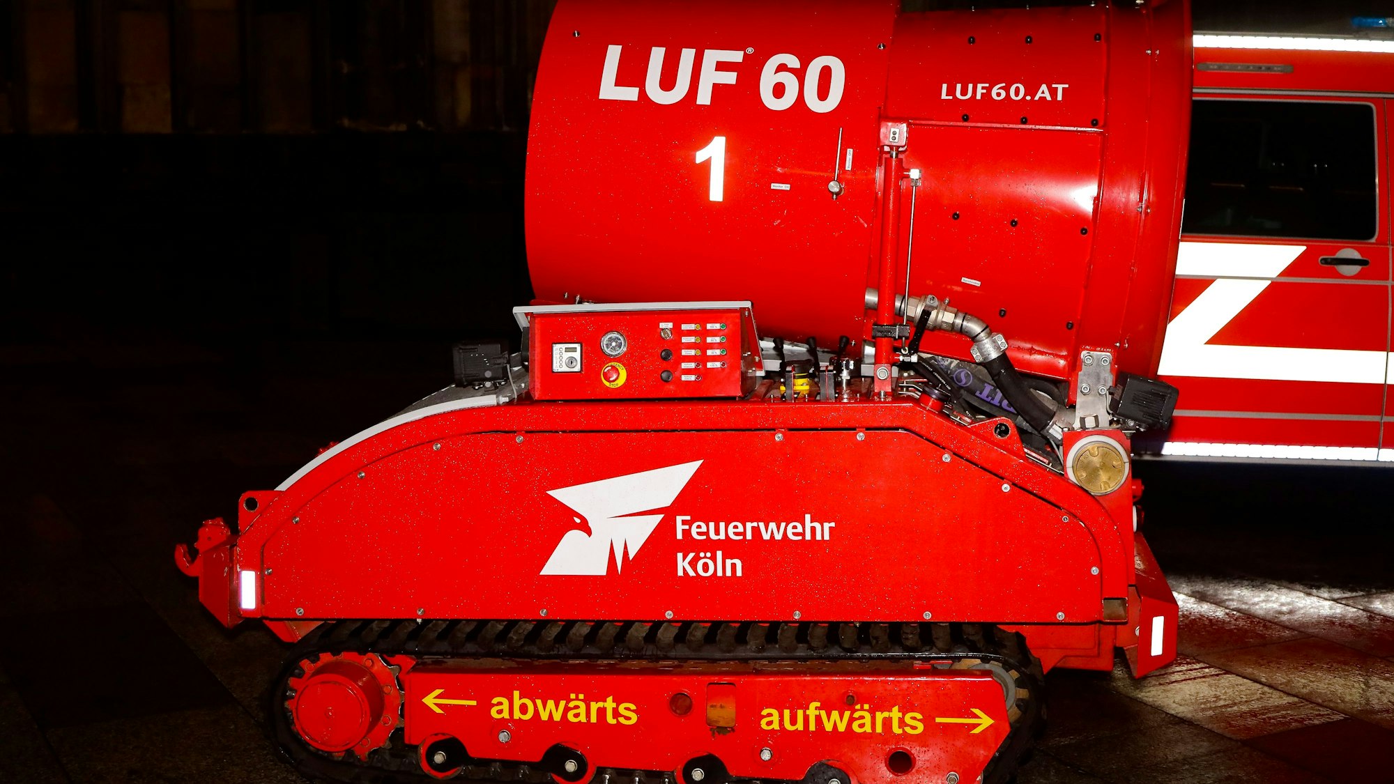 25.10.2026, Köln: Entrauchung des Doms . Übung der Kölner Feuerwehr mit dem Entraucher LUF 60.Foto:Dirk Borm