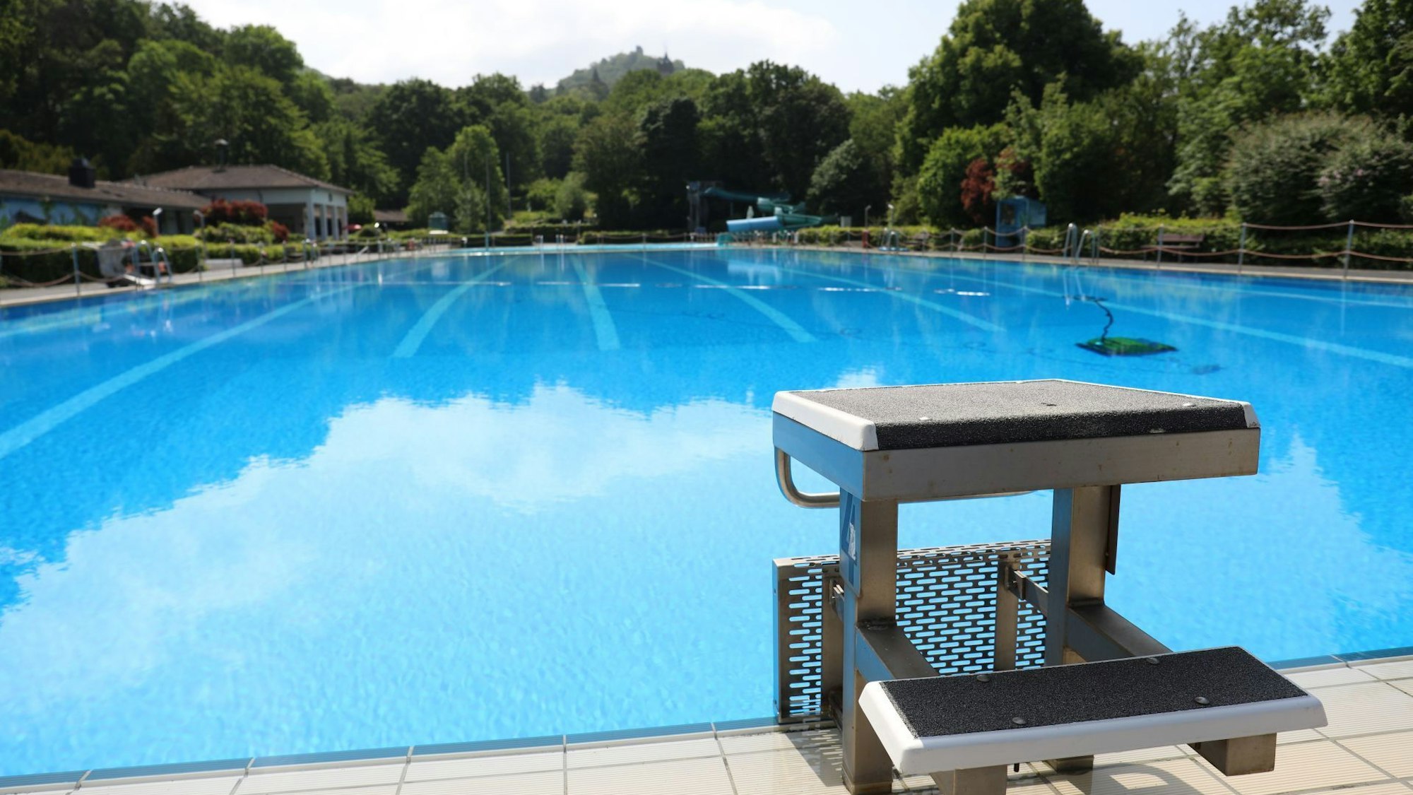 Ein Sprungblock vor einem mit Wasser gefüllten Schwimmbecken.