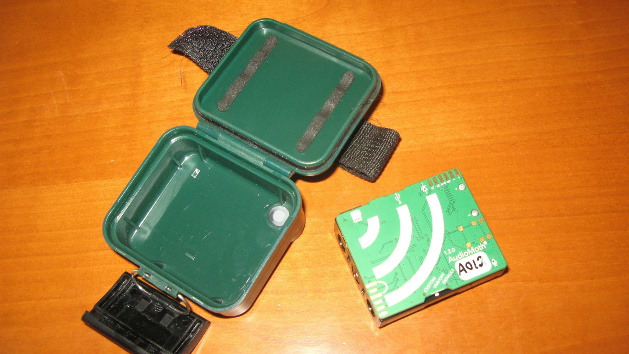 In Kunststoffboxen von der Größe einer Zigarettenschachtel sind die Aufnahmegeräte untergebracht.