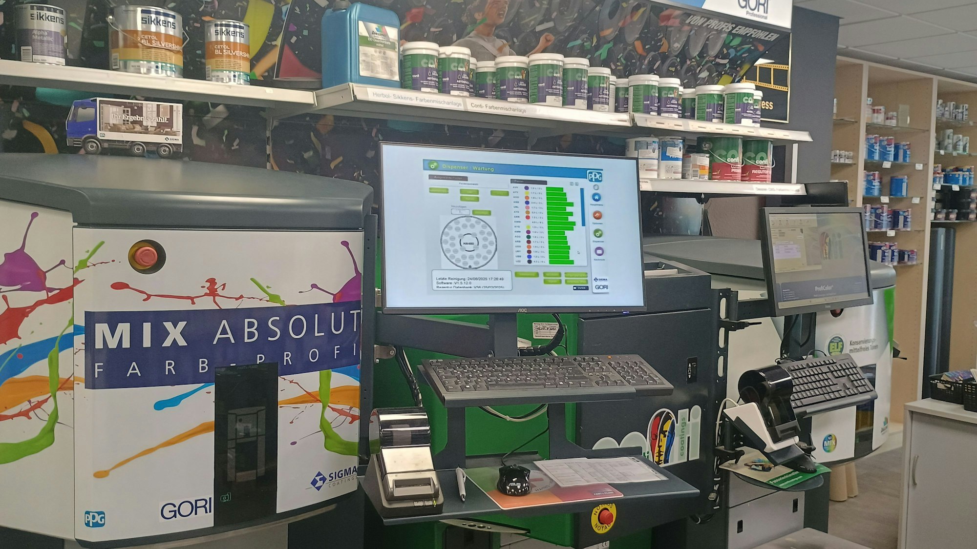 Das Bild zeigt eine Farbenmischmaschine mit einem Computer, mit dem sich die richtigen Farbtöne aussuchen lassen.
