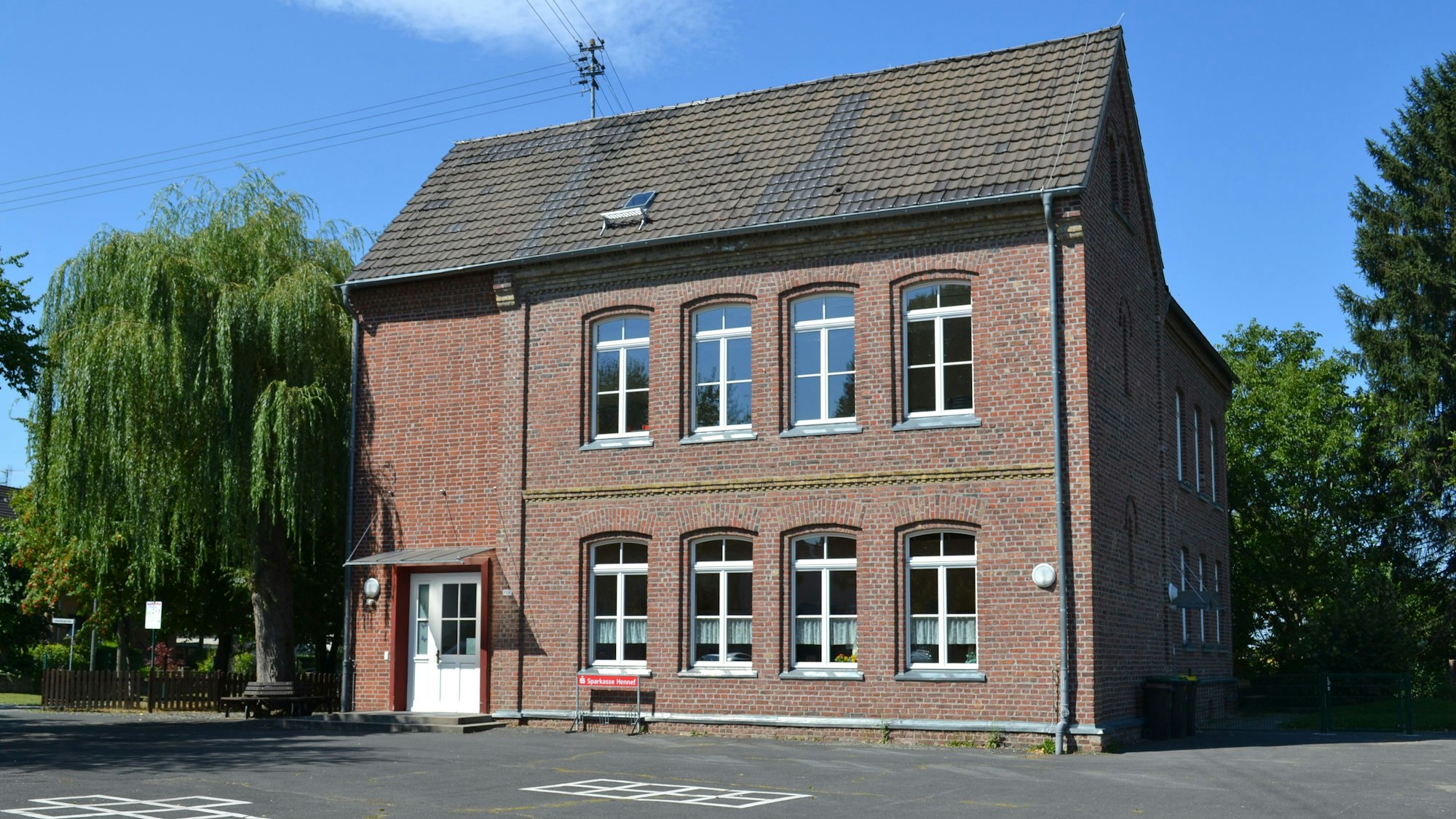 Nostalgischer Film an idyllischem Ort: Auf dem Hof der alten Schule in Hennef-Westerhausen läuft am Freitag "Der Buchspazierer".
