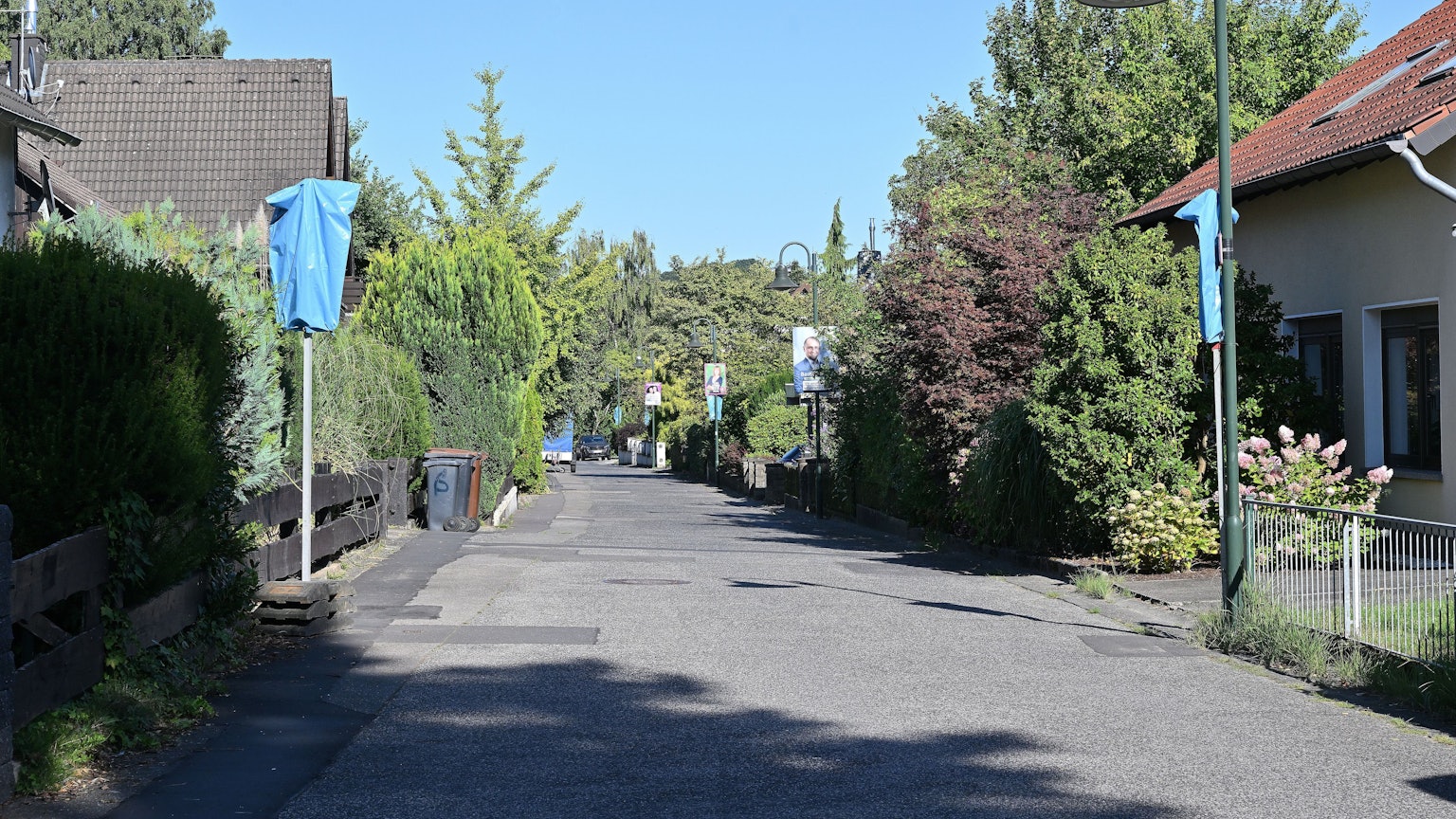 Während der Ferien waren die Halteverbotsschilder und die Schilder zur Hol- und Bringzone am Ginsterweg mit blauen Tüten abgedeckt.