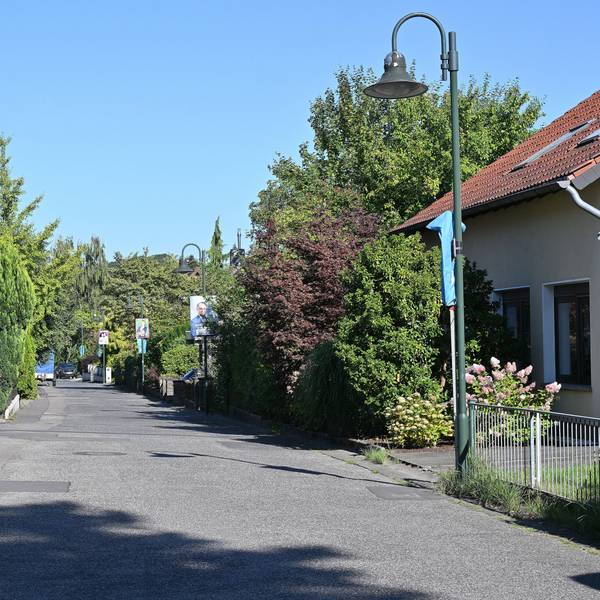 Während der Ferien waren die Halteverbotsschilder und die Schilder zur Hol- und Bringzone am Ginsterweg mit blauen Tüten abgedeckt.