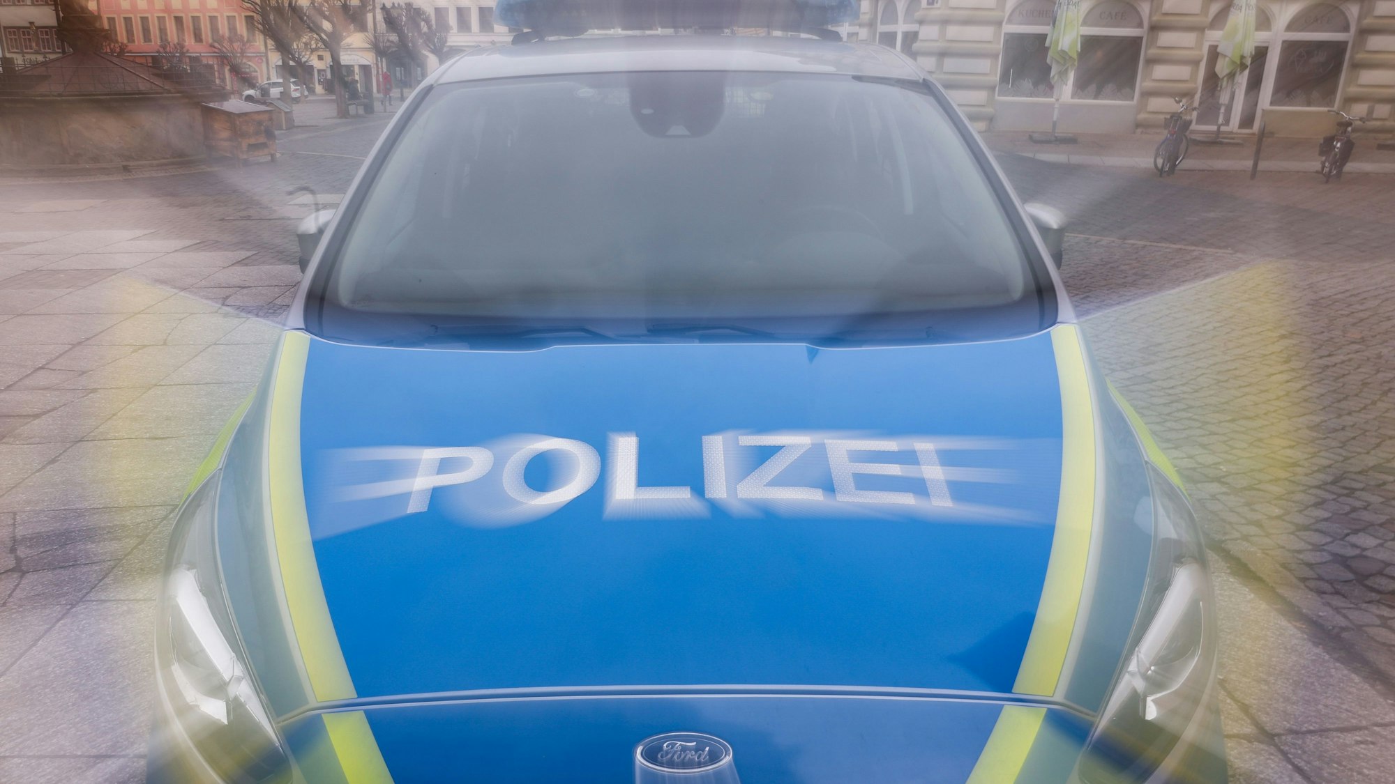 ARCHIV - 13.03.2025, Sachsen-Anhalt, Naumburg: Ein Streifenwagen der Polizei parkt auf dem Marktplatz. (zu dpa: «Übergriff auf Schulkind - Zeuge stellt Tatverdächtigen») Foto: Jan Woitas/dpa +++ dpa-Bildfunk +++