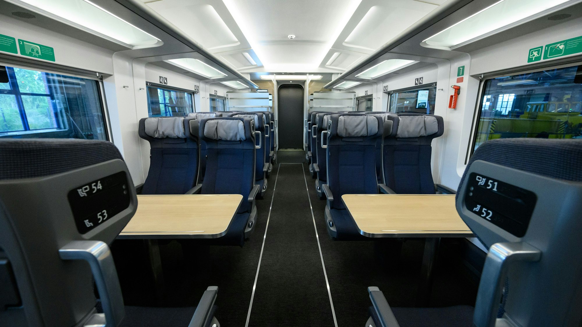Das Bild zeigt die Innenansicht eines ICE L. Foto: Bernd von Jutrczenka/dpa