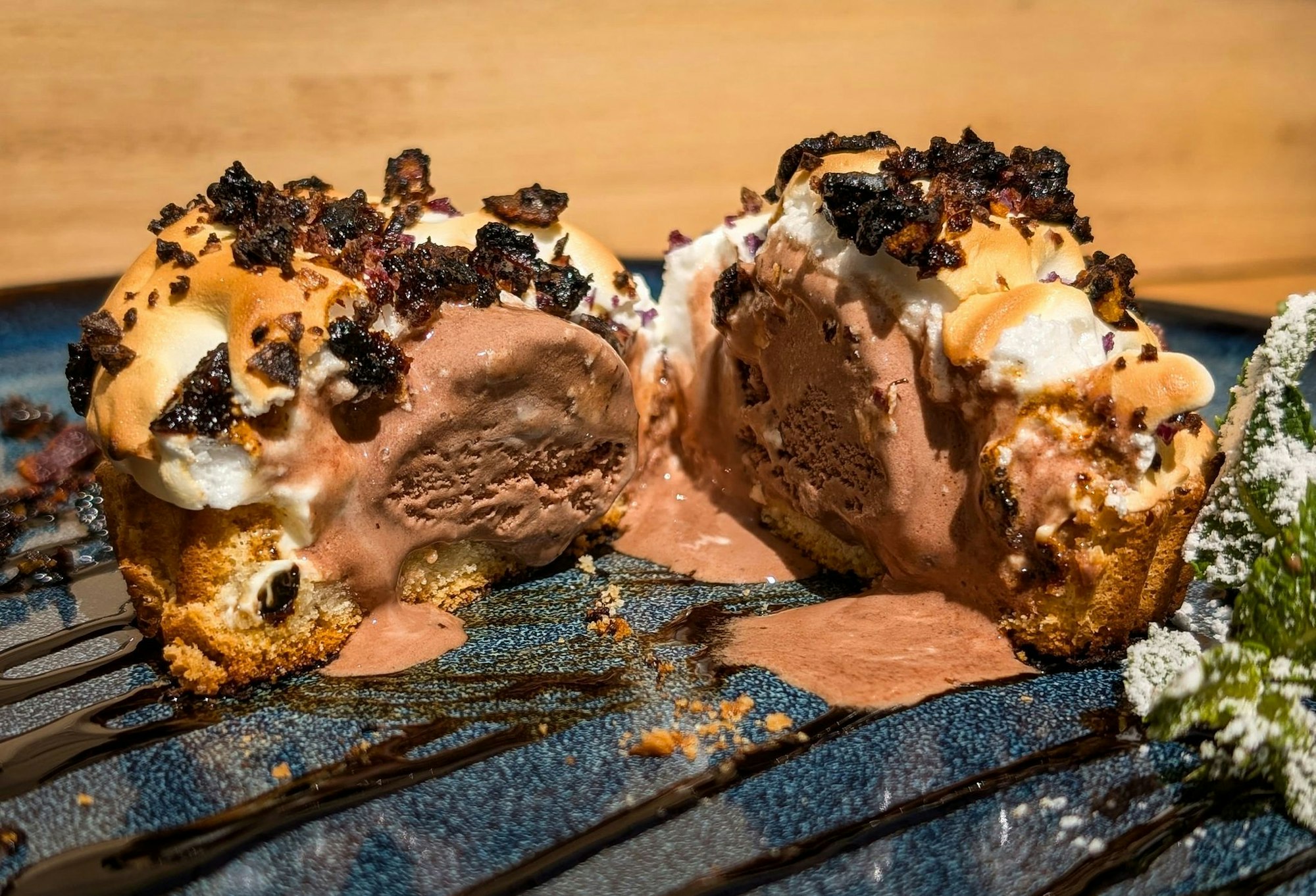 Beim Grill-Eis mit Bacon-Candy-Topping passt die Kombi mit dunklem Schokoladeneis besser als mit Vanilleeis.