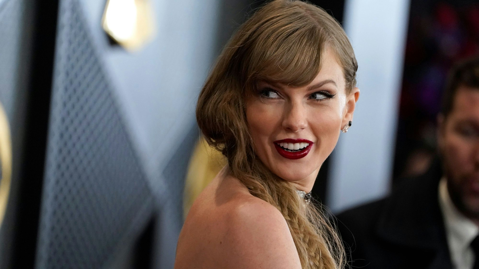 ARCHIV - 04.02.2024, USA, Los Angeles: Taylor Swift kommt zur Verleihung der 66. jährlichen Grammy Awards. Rund ein Jahr nach den wegen Terroralarms abgesagten Konzerten von US-Star Swift in Wien hat sich ein 18-Jähriger aus dem Umfeld des Hauptverdächtigen vor Gericht verantworten müssen. (zu dpa: «Prozess im Umfeld des Terroralarms bei Swift-Konzert in Wien») Foto: Jordan Strauss/Invision/AP/dpa +++ dpa-Bildfunk +++
