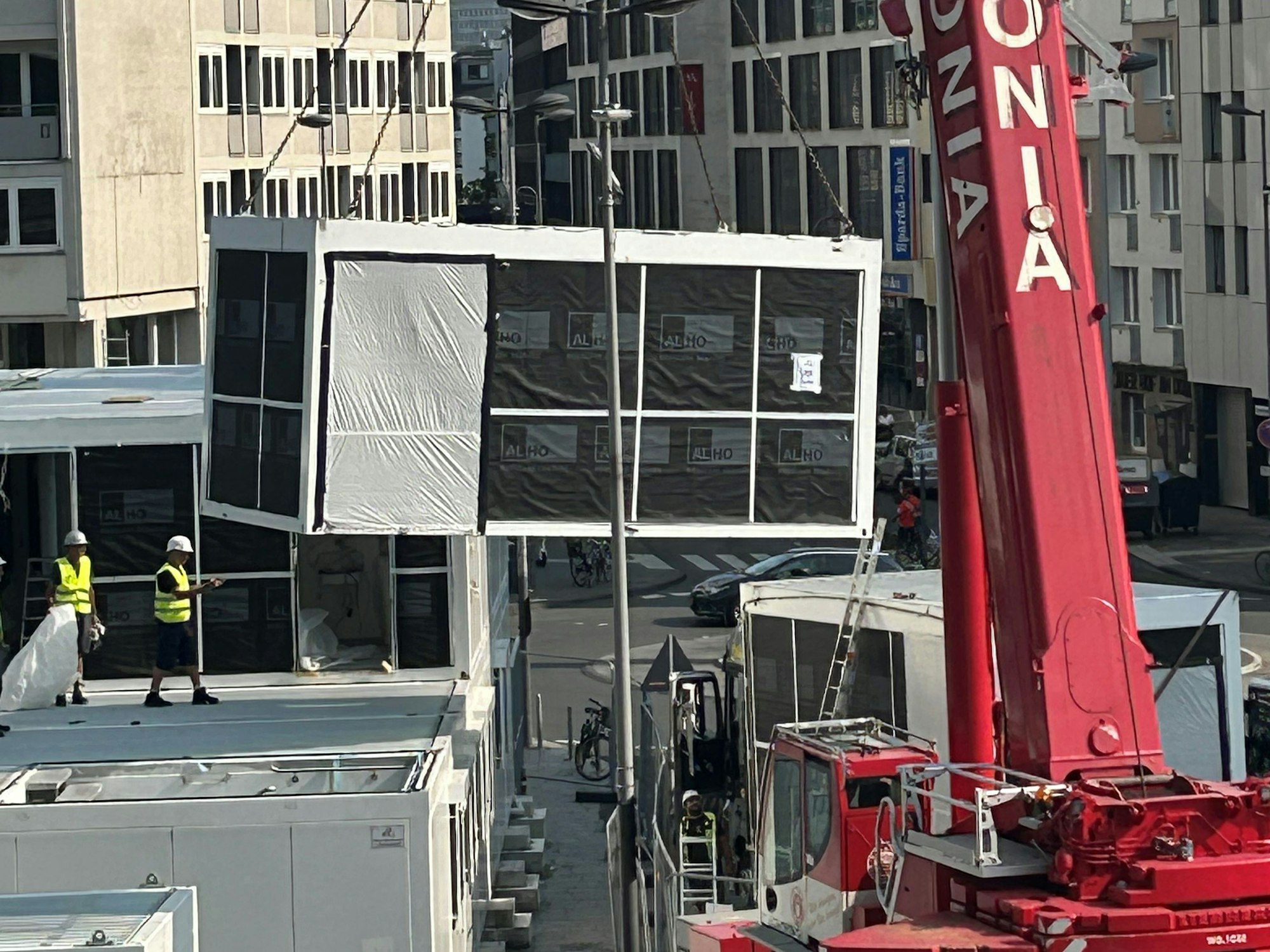 Am Haken: Die Container der Bundespolizei werden abgebaut und abtransportiert.