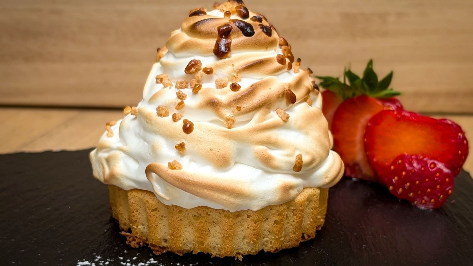 Sieht wie ein Törtchen mit Sahne aus, doch es hat einen eiskalten Kern: Der Eischnee, der hier beim Grillen zum Baiser wird, verhindert als schützende Hülle, dass das Eis im Inneren schmilzt.