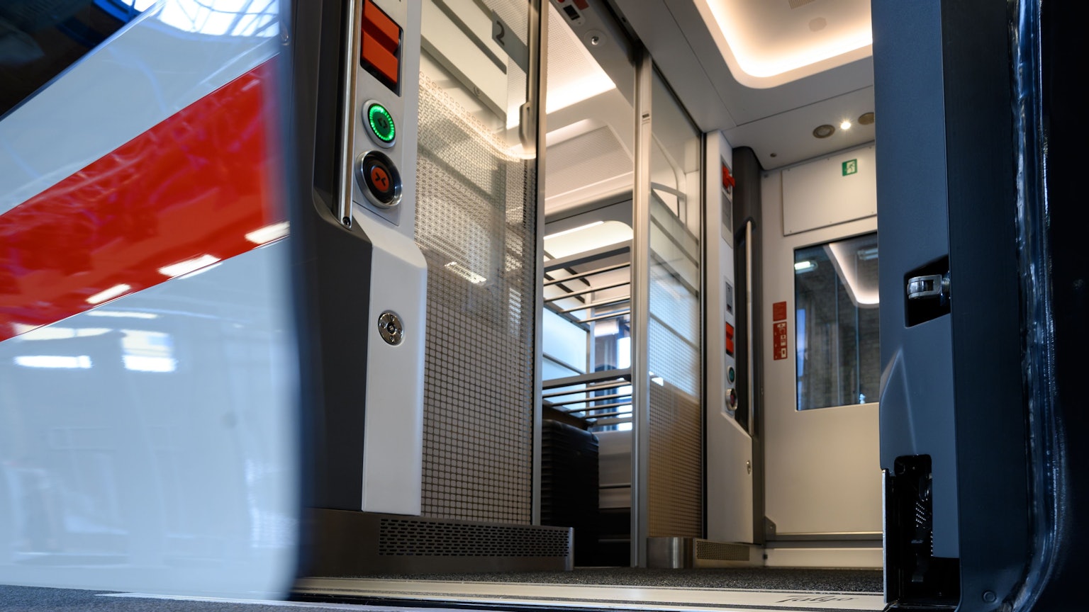 das Bild zeigt den stufenlosen Einstieg in einen ICE L. Foto: Bernd von Jutrczenka/dpa