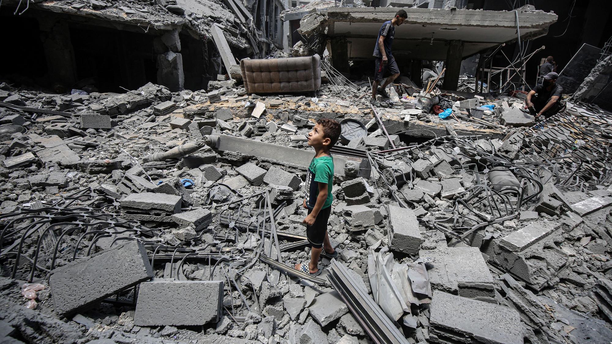 dpatopbilder - 08.08.2025, Palästinensische Gebiete, Gaza: Ein palästinensisches Kind steht inmitten der Trümmer nach einem israelischen Morgenangriff auf ein Haus.