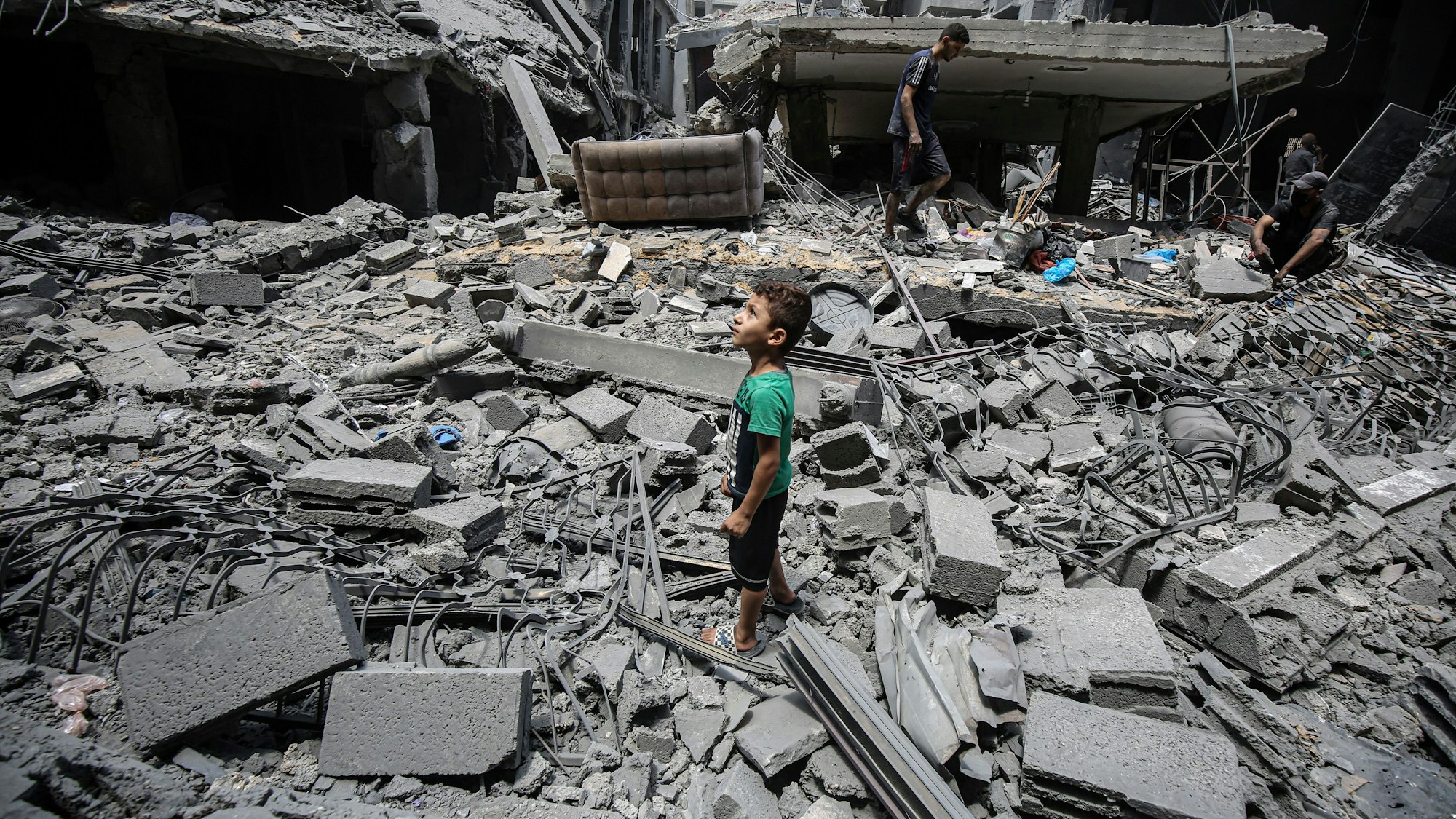 dpatopbilder - 08.08.2025, Palästinensische Gebiete, Gaza: Ein palästinensisches Kind steht inmitten der Trümmer nach einem israelischen Morgenangriff auf ein Haus.