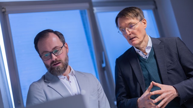 Der Kölner Arzt Oliver Pottkämper (l.) war Teil der Pilotphase der ePA und empfing Karl Lauterbach deshalb zu Beginn des Jahres in seiner Praxis in Brück.