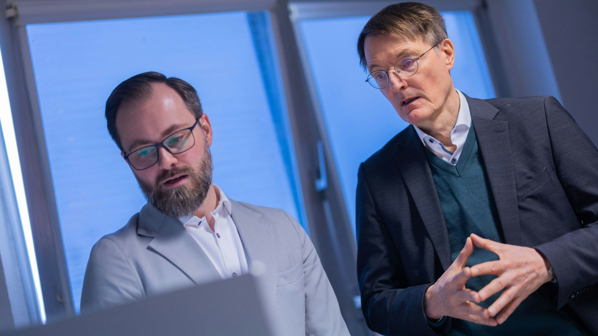 Der Kölner Arzt Oliver Pottkämper (l.) war Teil der Pilotphase der ePA und empfing Karl Lauterbach deshalb zu Beginn des Jahres in seiner Praxis in Brück.