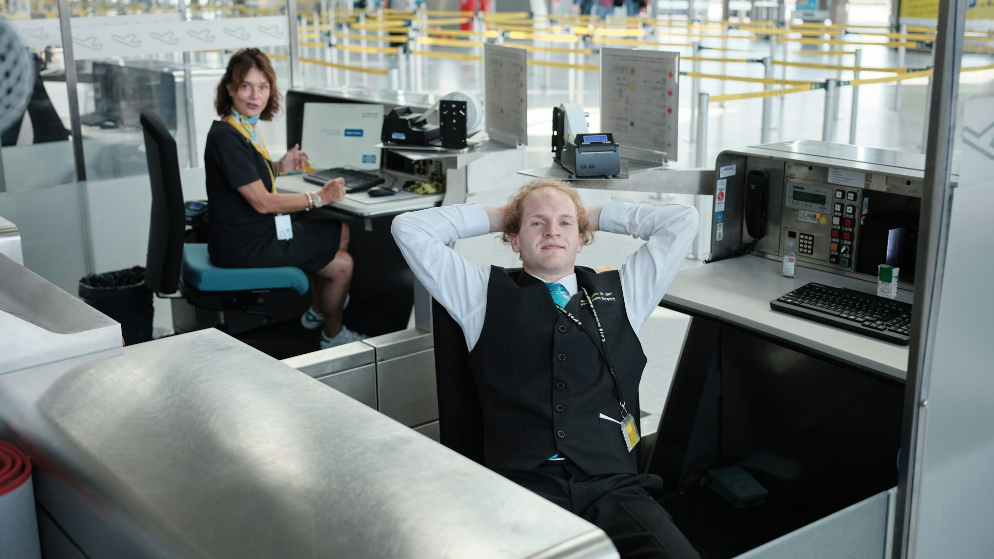 Sowohl beruflich als auch privat überfordert: Schalter-Mitarbeiter Basti.