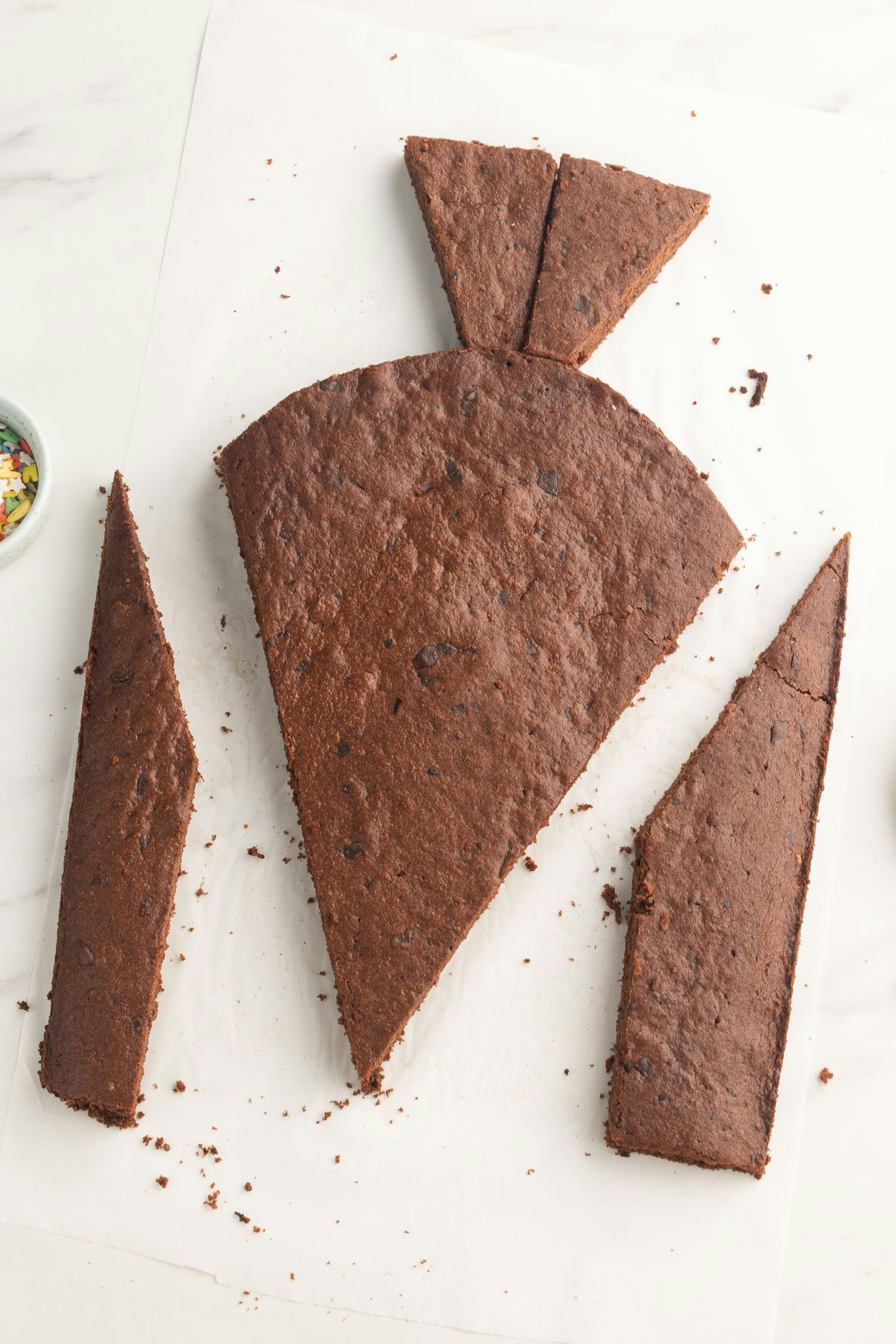Das Grundgerüst der Schokokuchen-Schultüte ist nun fertig zum Verzieren. Die übrigen Teile können so vernascht oder zu Mini-Schultüten zurechtgeschnitten werden.