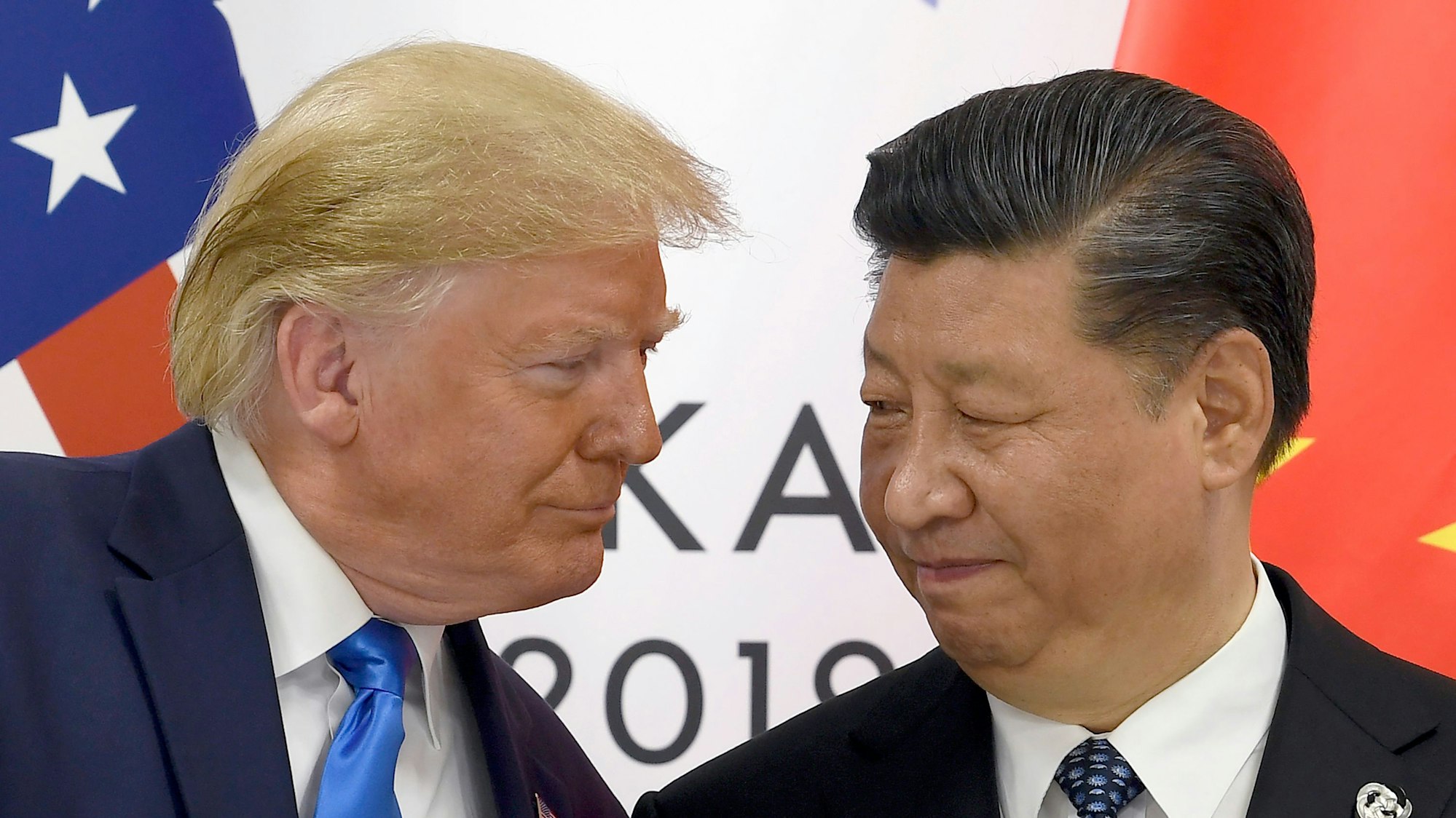 Präsident Donald Trump (l) trifft den chinesischen Präsidenten Xi Jinping während eines Treffens am Rande des G20-Gipfels.