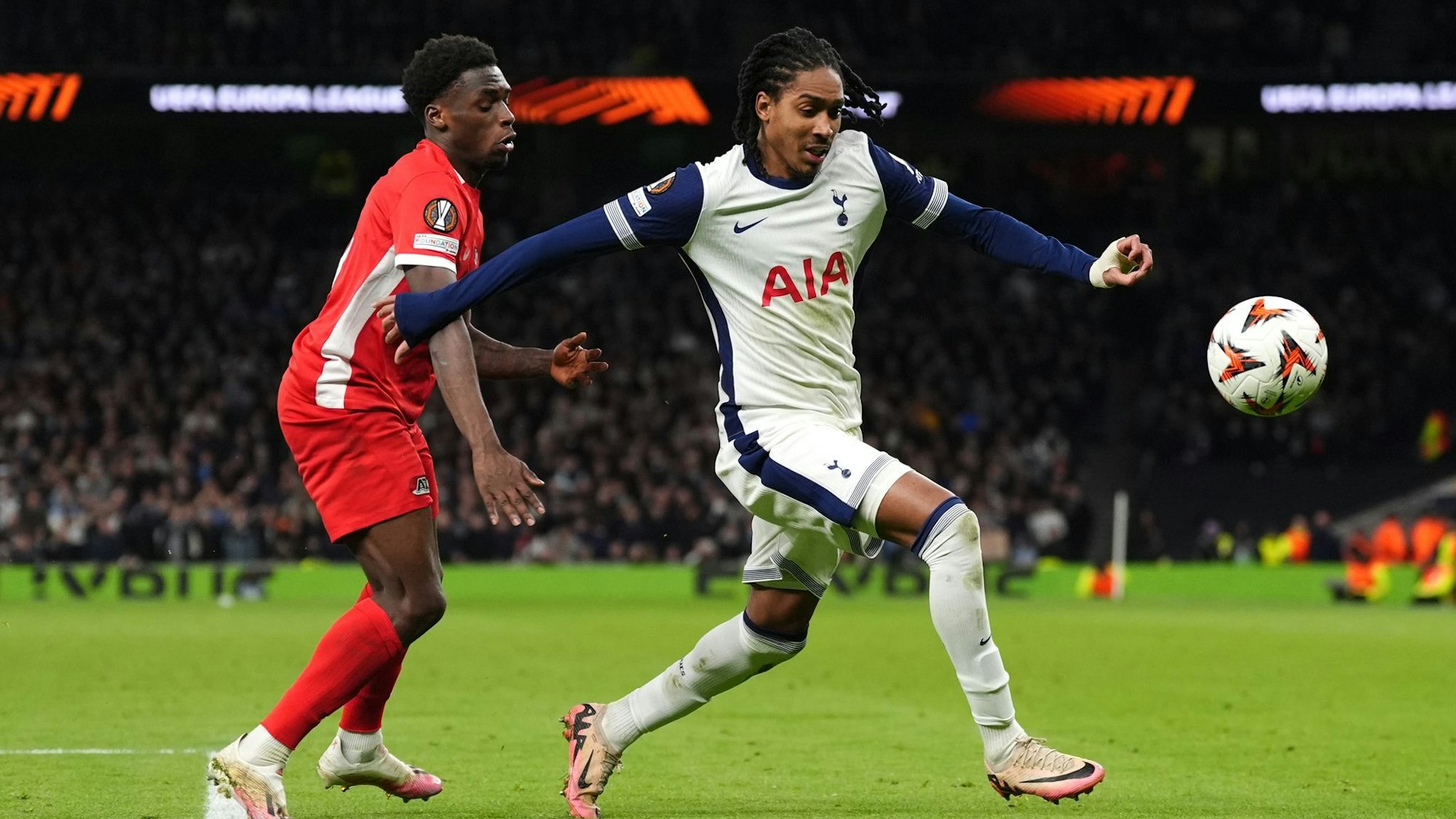 Ernest Poku (l) wechselt zu Bayer Leverkusen.