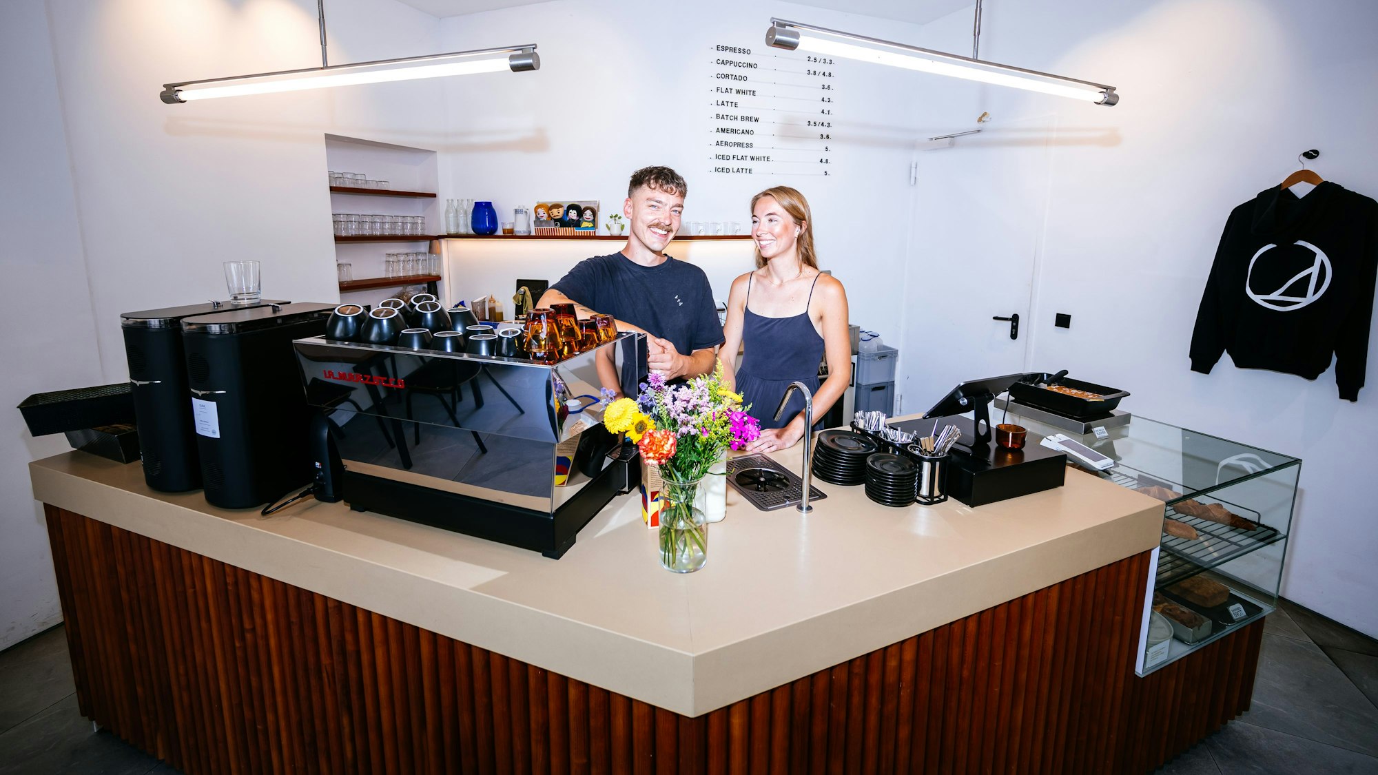 Kaffee-Experten: Max Betz betreibt mit Cora Dahle das Café Anguli in Nippes. Dort gibt es Kaffee in heiß und in kalt.