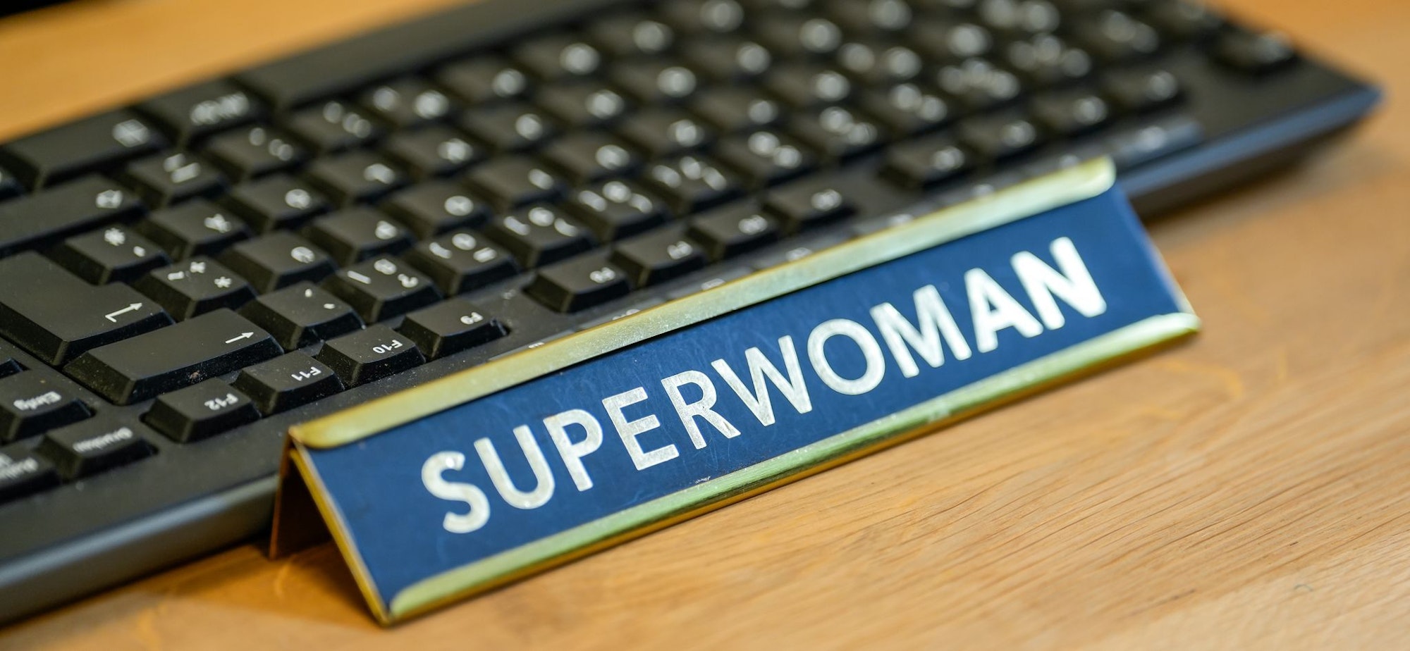 «Superwoman» steht auf diesem Schild in der Kita in Mönchengladbach: Angesichts der vielen alltäglichen Herausforderungen für Erzieherinnen (und Erzieher) ist der Name gar nicht so weit hergeholt.