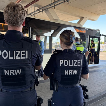 Polizisten unterstützen das Ordnungsamt Bergheim bei den Fahrgastkontrollen in Bergheim.