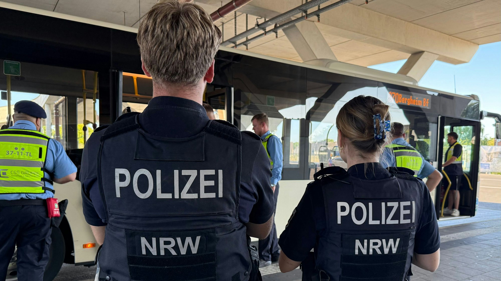 Polizisten unterstützen das Ordnungsamt Bergheim bei den Fahrgastkontrollen in Bergheim.
