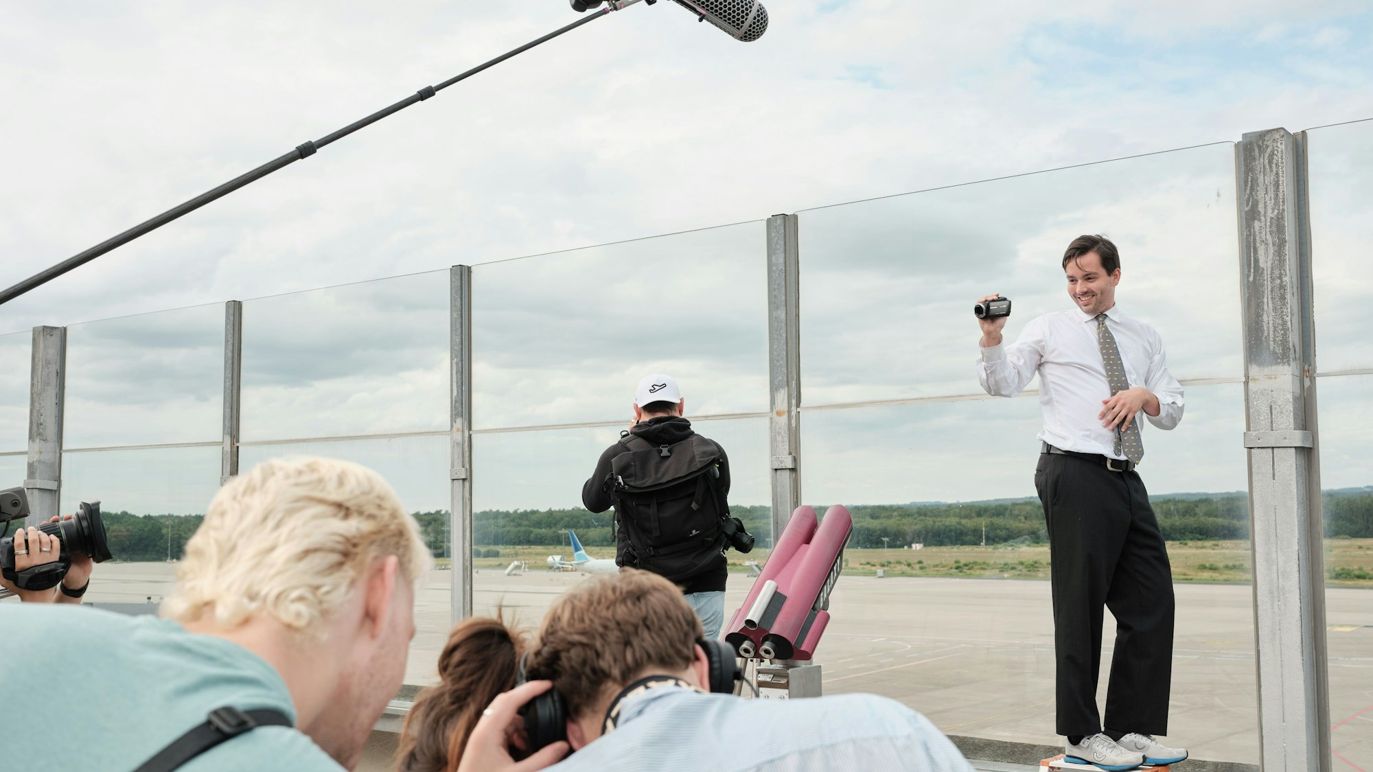 Einfach mal die Seele baumeln lassen: Maxi Borchert auf der Besucherterrasse des Flughafens.