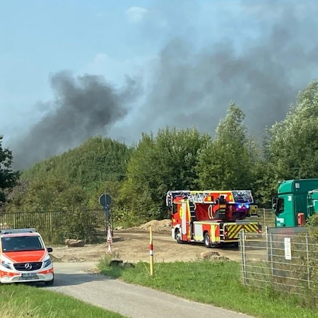 In einer Kiesgrube in Erftstadt ist am Dienstagvormittag ein Feuer ausgebrochen.