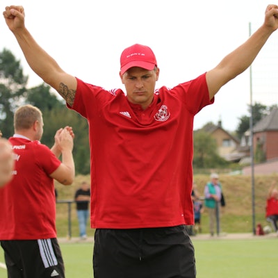 Das Bild zeigt David Sasse, der über ein Tor jubelt.