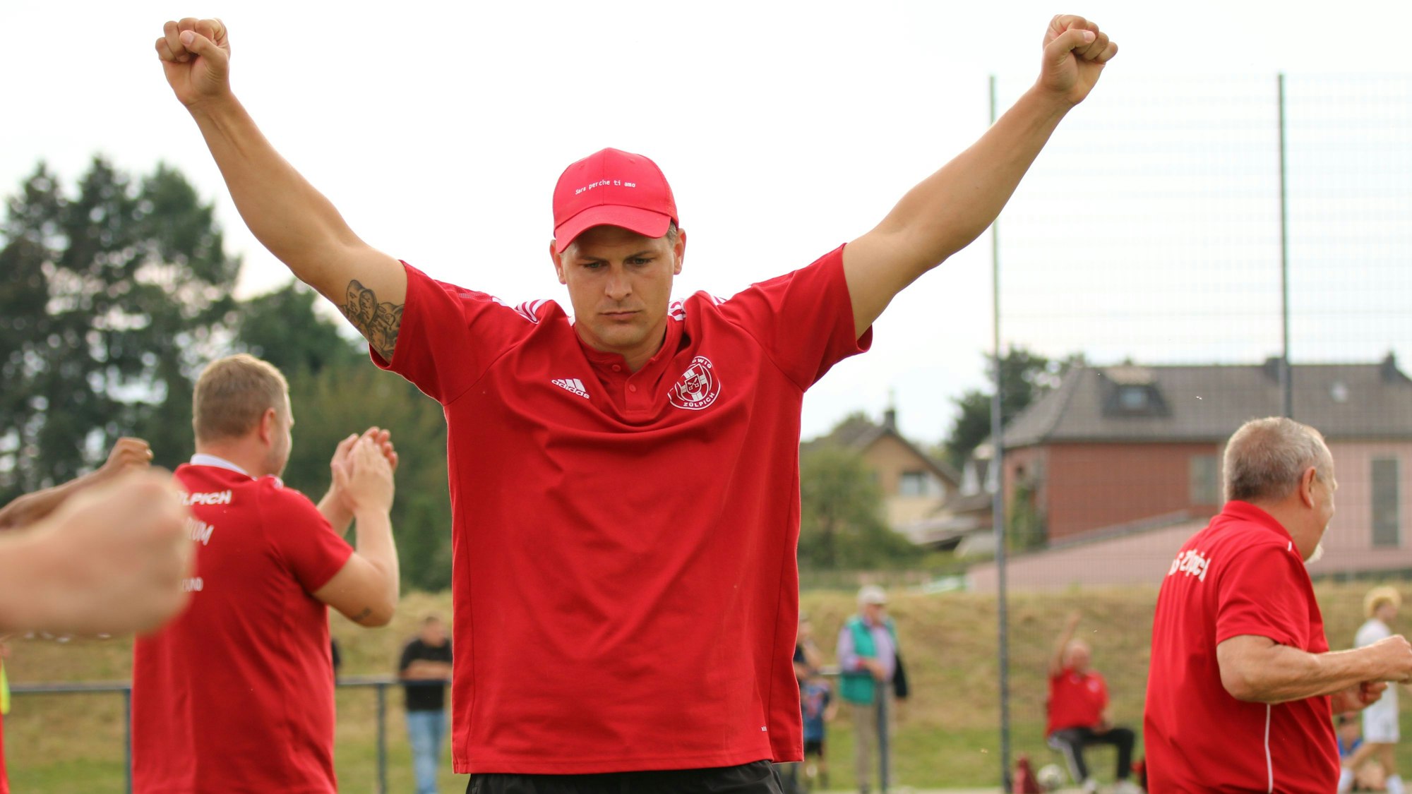 Das Bild zeigt David Sasse, der über ein Tor jubelt.