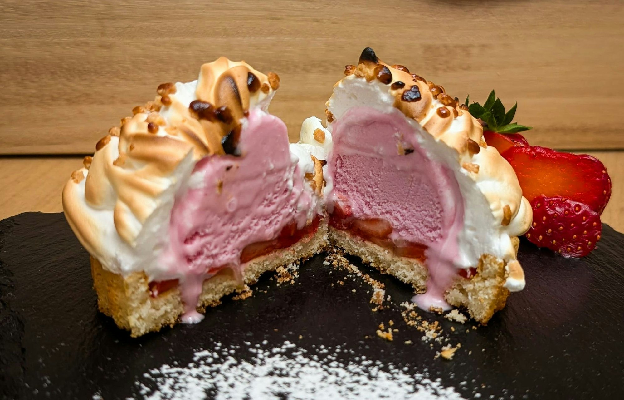 Außen heiß und flambiert, innen noch gefroren - so ist das gegrillte Eis mit goldbraunem Baiser perfekt zum sofortigen Servieren.