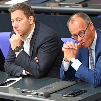 Bundeskanzler Friedrich Merz (CDU, r) verfolgt die Debatte neben Lars Klingbeil (SPD), Bundesminister der Finanzen, im Bundestag.