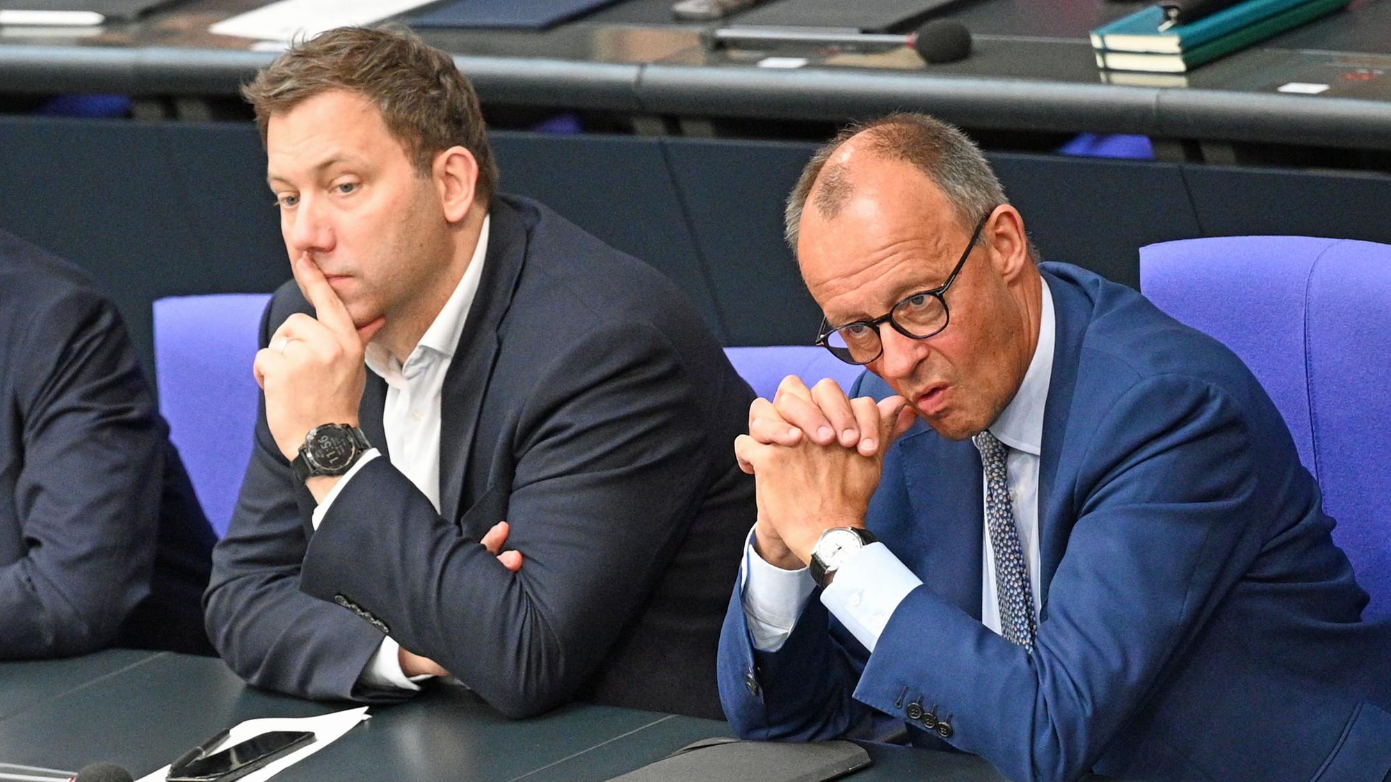 Bundeskanzler Friedrich Merz (CDU, r) verfolgt die Debatte neben Lars Klingbeil (SPD), Bundesminister der Finanzen, im Bundestag.