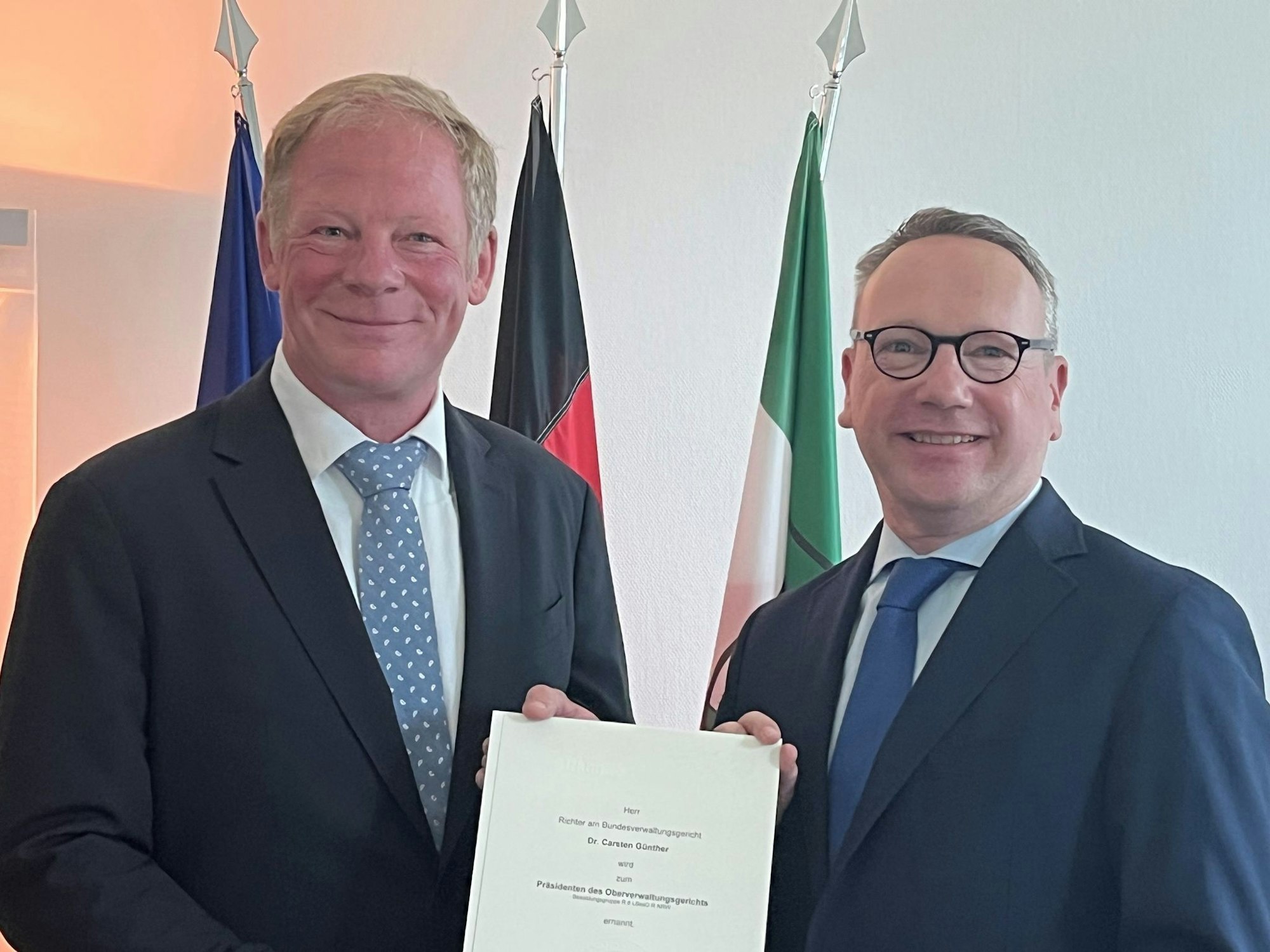 NRW-Justizminister Benjamin Limbach überreicht Carsten Günther die Ernennungsurkunde.
