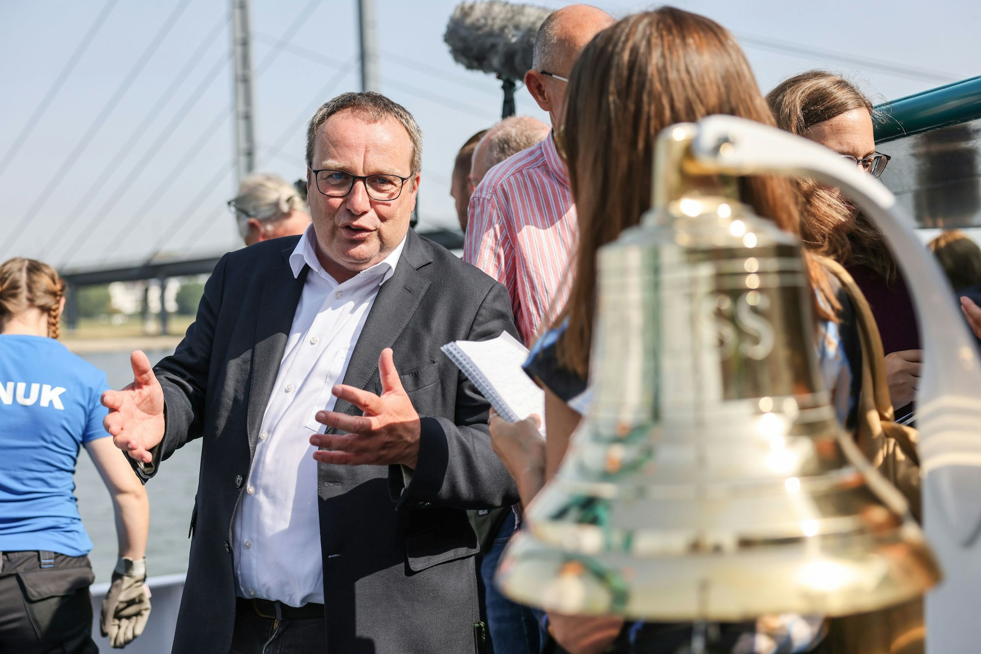 Oliver Krischer (Grüne), Umweltminister in Nordrhein-Westfalen, spricht auf dem Laborschiff Max Prüss mit Journalisten.