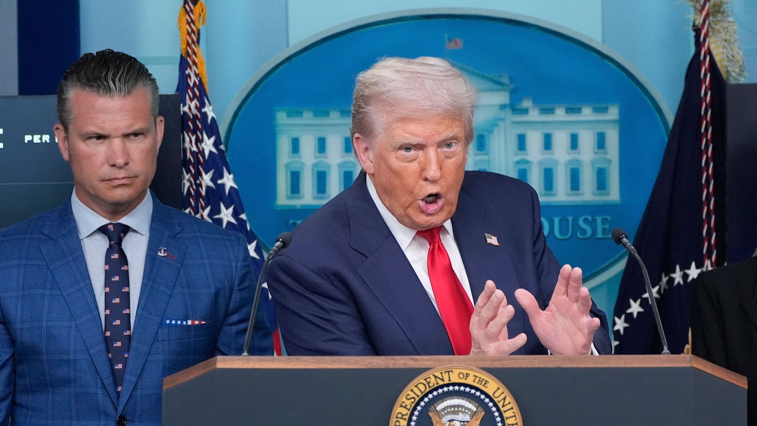 US-Präsident Donald Trump spricht neben US-Verteidigungsminister Pete Hegseth (l) mit Reportern im James Brady Press Briefing Room im Weißen Haus.