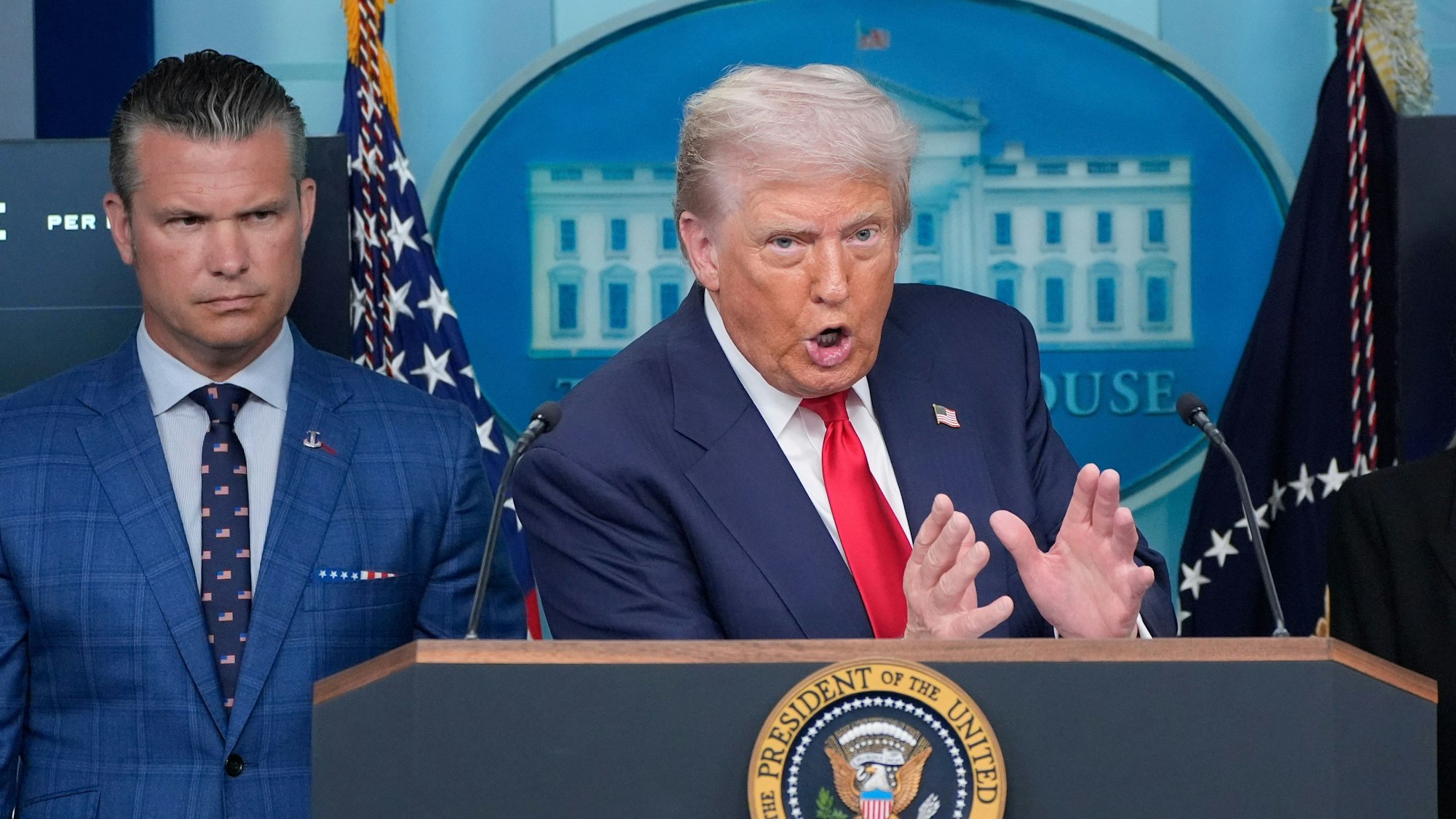 US-Präsident Donald Trump spricht neben US-Verteidigungsminister Pete Hegseth (l) mit Reportern im James Brady Press Briefing Room im Weißen Haus.