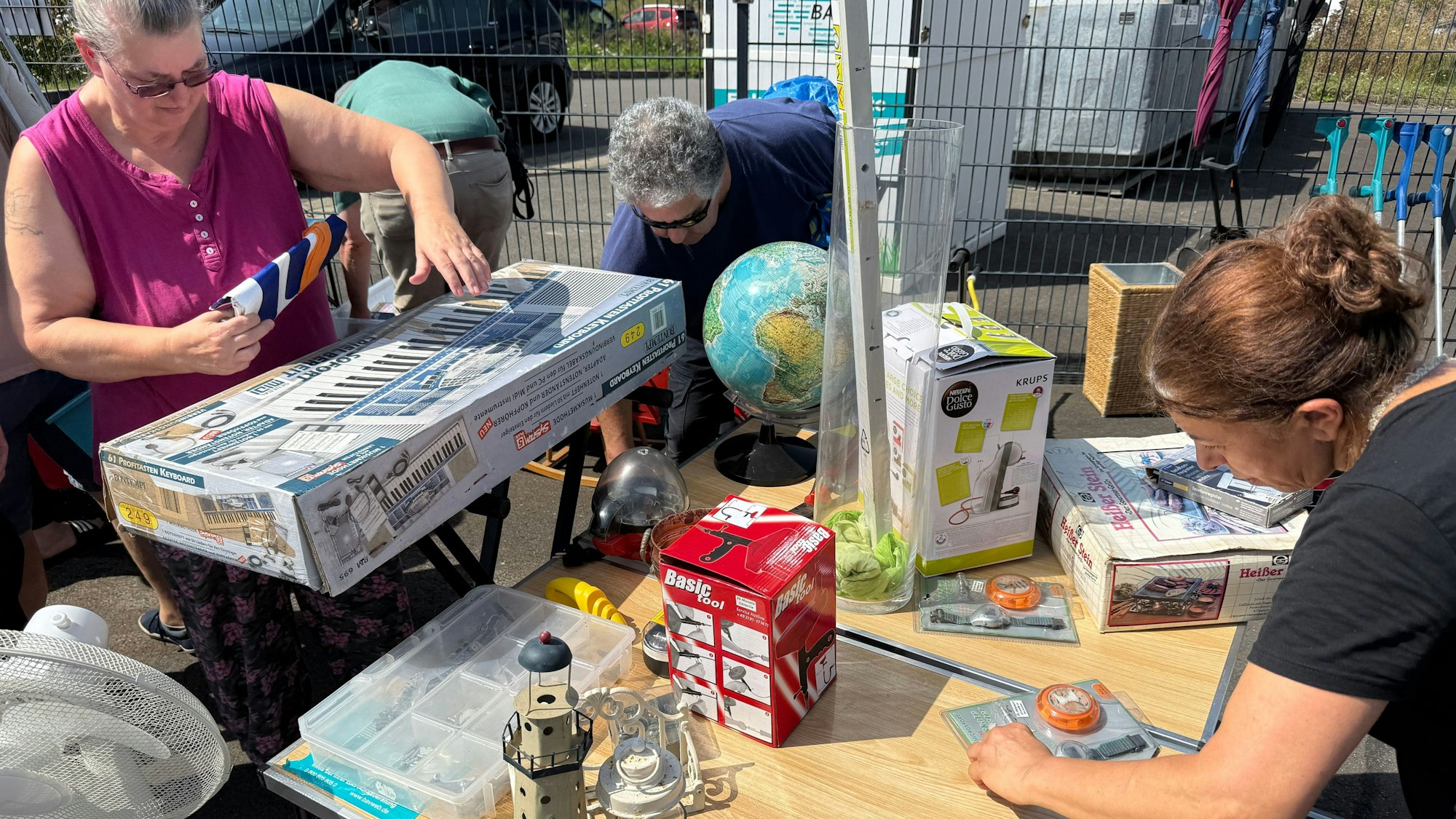 Man musste schnell sein, denn das Angebot wurde beim Bergischen Tauschrausch sehr gut genutzt. Schon vor 15 Uhr waren viele Interessierte zum Wertstoffhof in Waldbröl-Hermesdorf gekommen.
