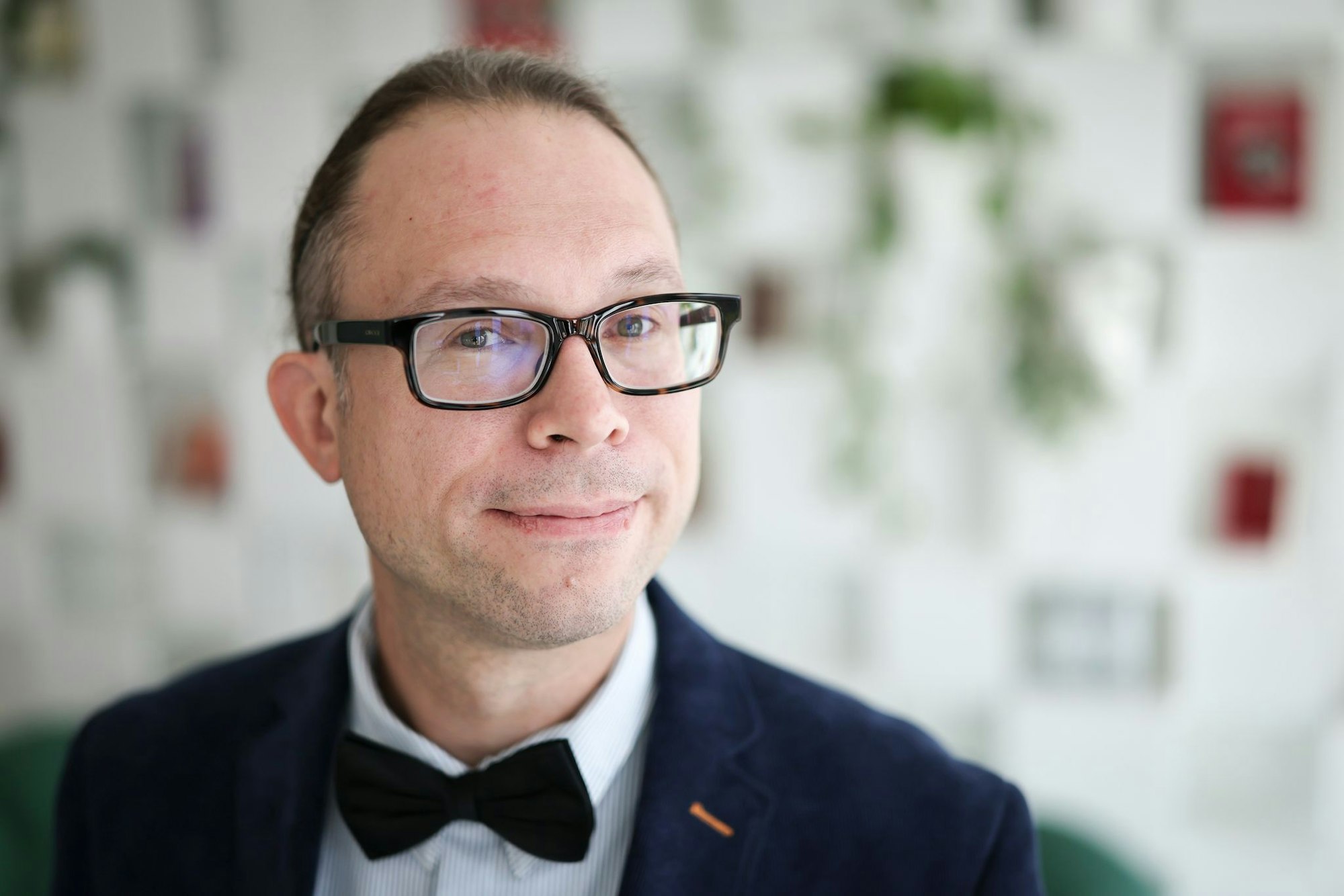 Sebastian Ocklenburg, Biopsychologe an der MSH Medical School Hamburg, entlarvt Mythen über Linkshänder.