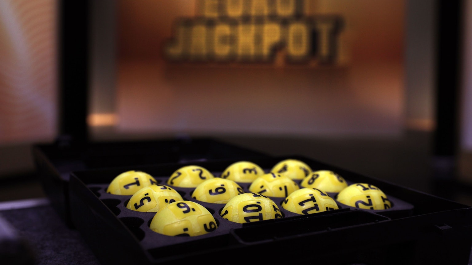 Ein Spielteilnehmer aus Schweden ist am Freitag (8. August) bei der Lotterie Eurojackpot um rund 36,6 Millionen Euro reicher geworden. Zwei weitere Millionäre aus Bayern und Sachsen-Anhalt gibt es im zweiten Rang.