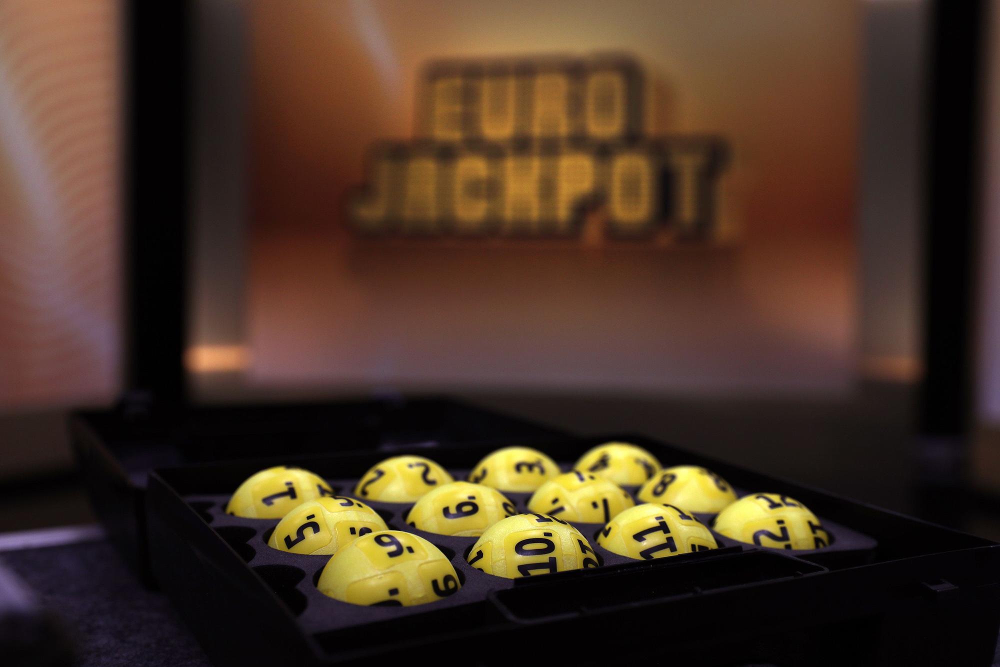 Ein Spielteilnehmer aus Schweden ist am Freitag (8. August) bei der Lotterie Eurojackpot um rund 36,6 Millionen Euro reicher geworden. Zwei weitere Millionäre aus Bayern und Sachsen-Anhalt gibt es im zweiten Rang.