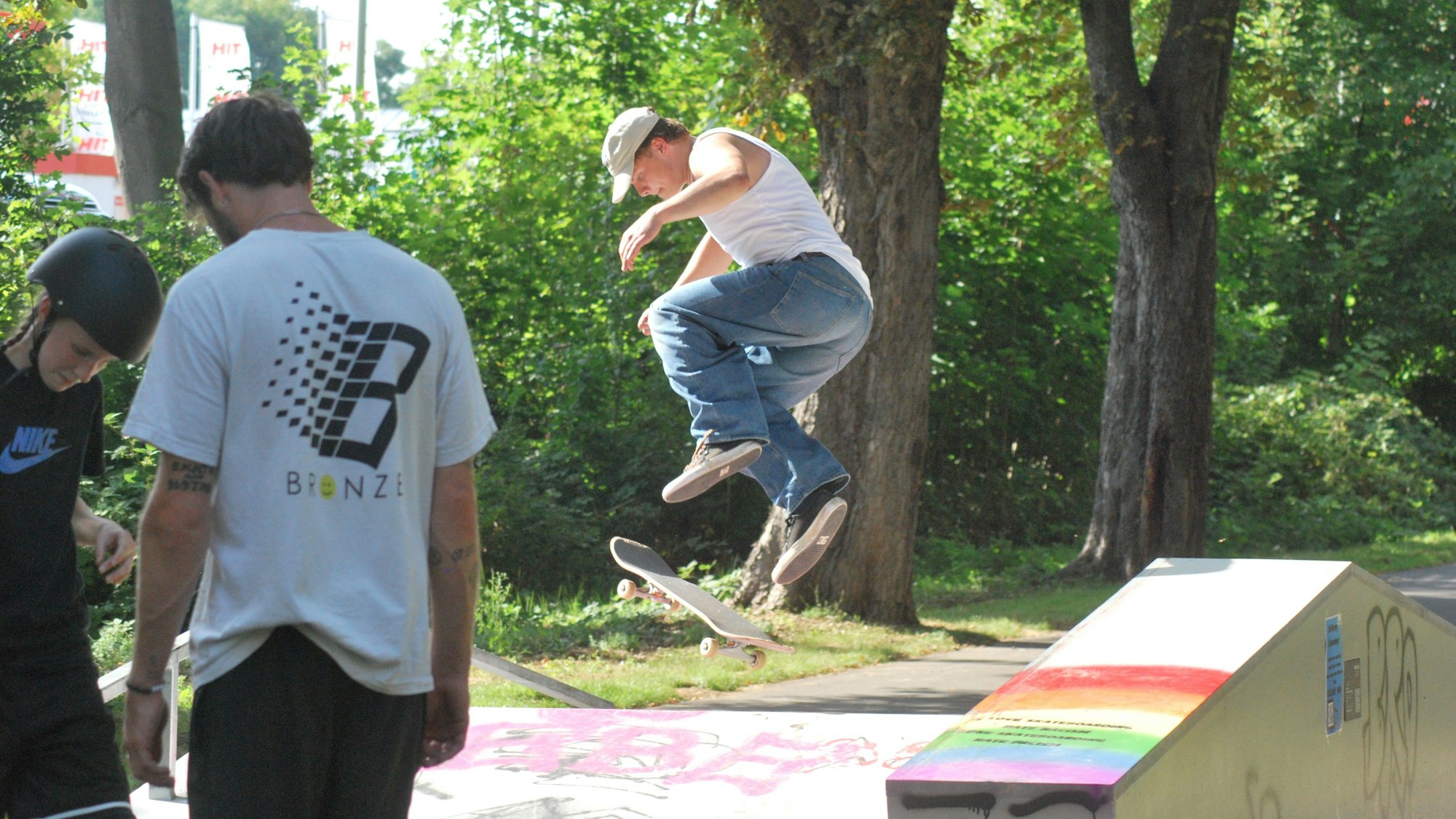 Ein Skater hat nach einem Sprung mit seinem Brett abgehoben.