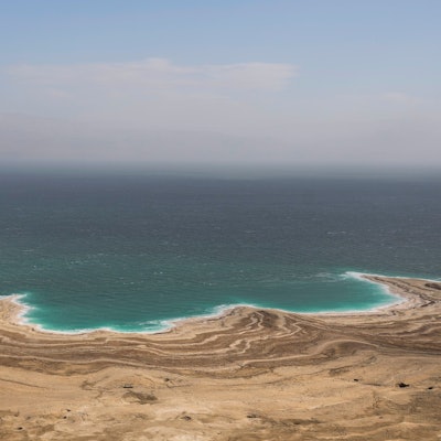 Wellen brechen am Ufer des Toten Meeres. (Archivbild)