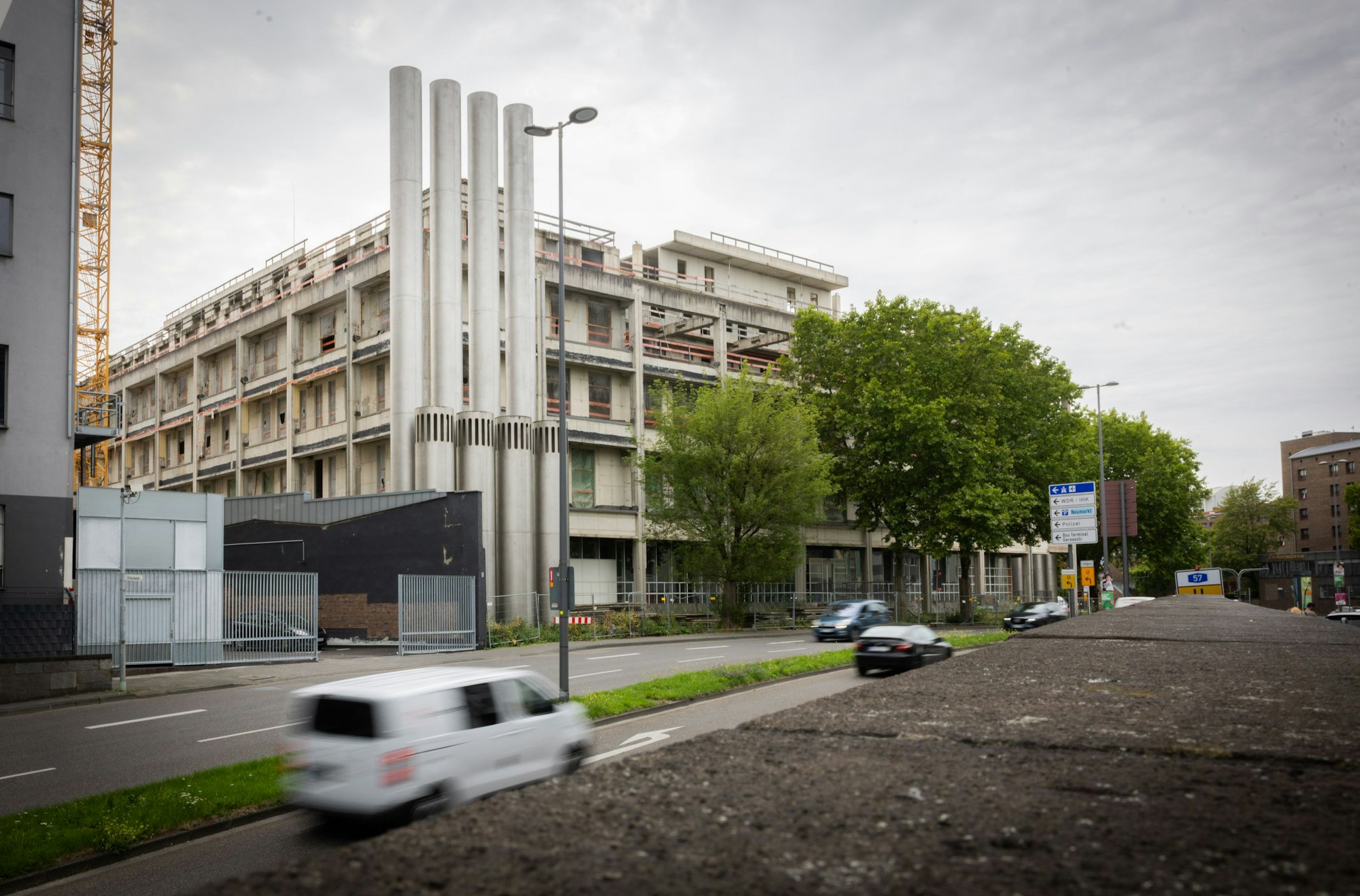 Tausende Kölner fahren täglich auf der Nord-Süd-Fahrt an dem zentralen Bauwerk vorbei.