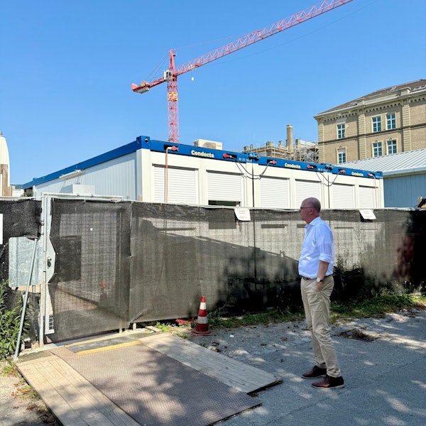 Markus Greitemann am Tor einer Züricher Einrichtung.