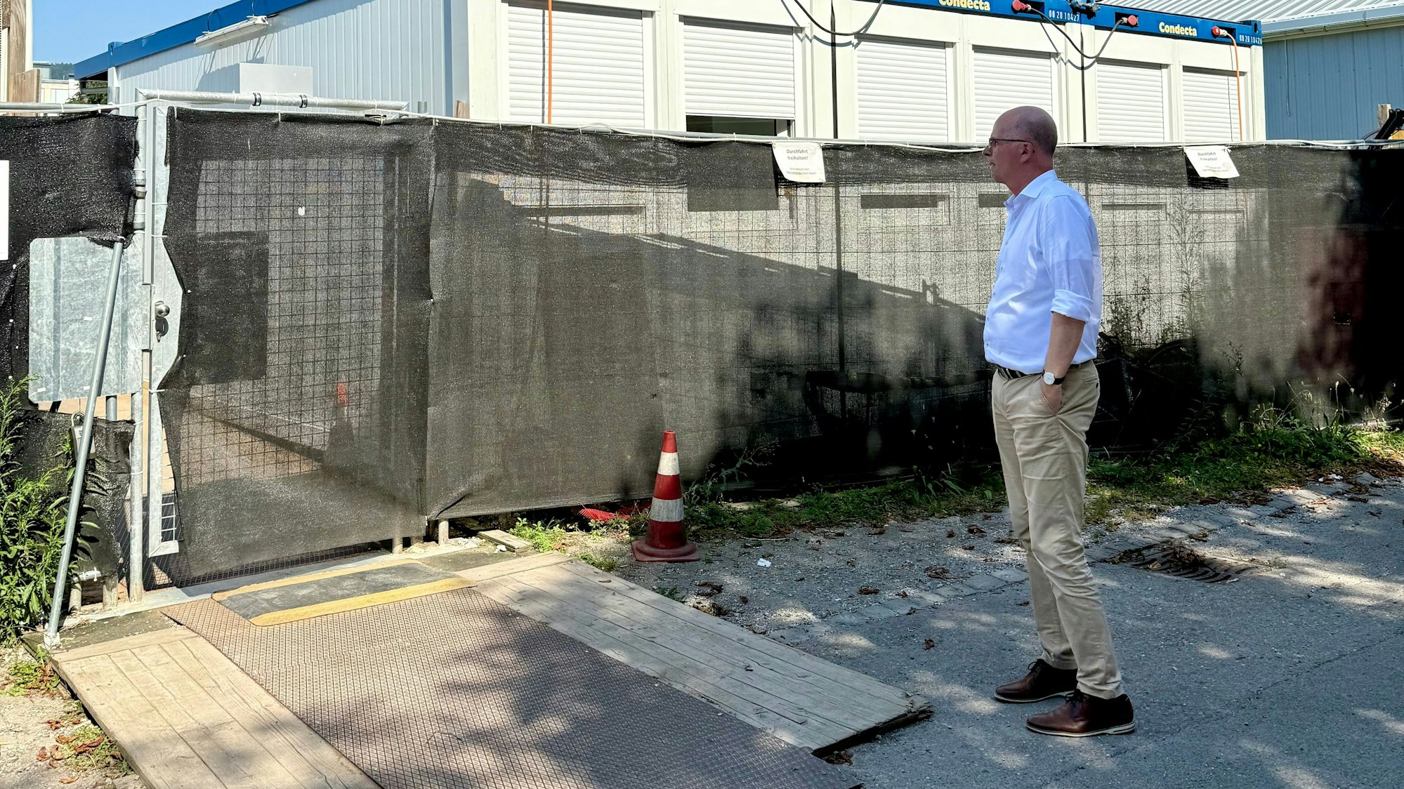 Markus Greitemann am Tor einer Züricher Einrichtung.